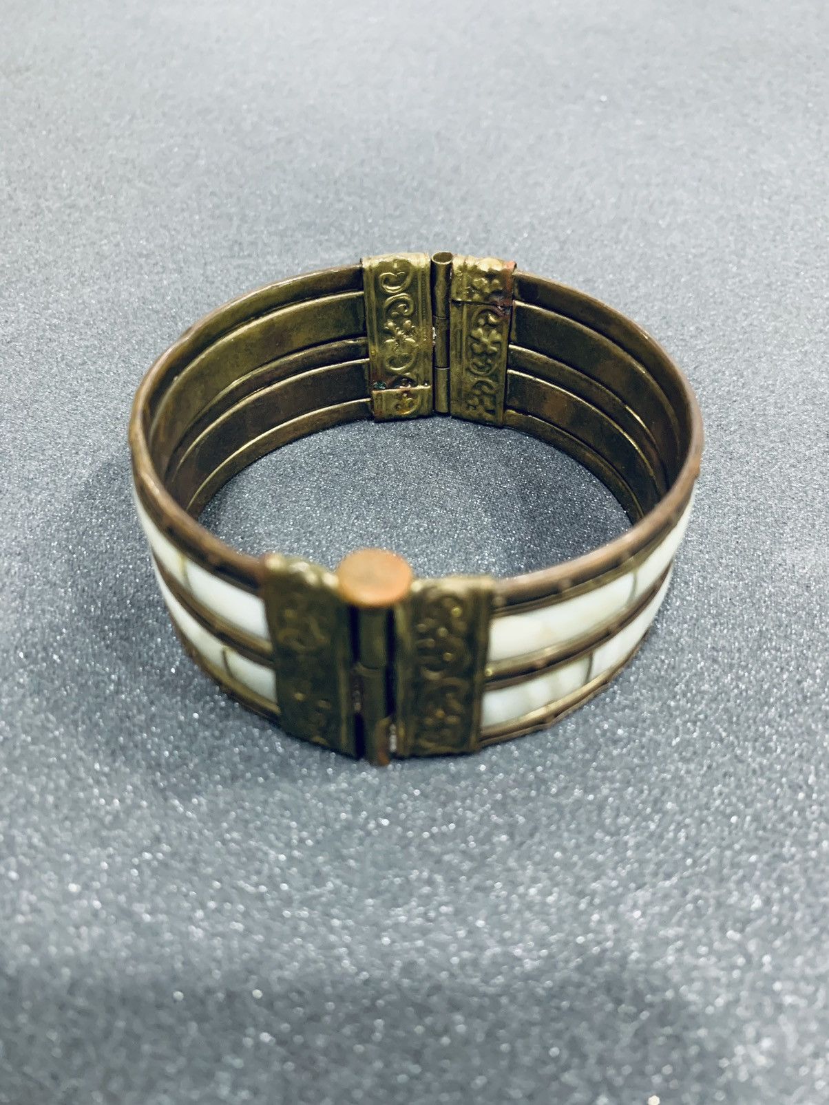 Vintage VTG 1970s MOP SHELL BRASS HINGED BRACELET Size ONE SIZE - 2 Thumbnail