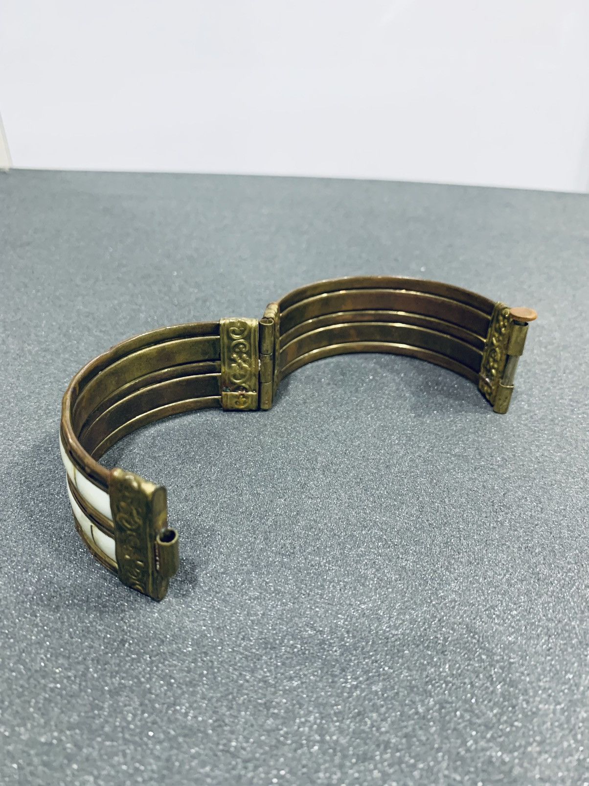 Vintage VTG 1970s MOP SHELL BRASS HINGED BRACELET Size ONE SIZE - 5 Thumbnail