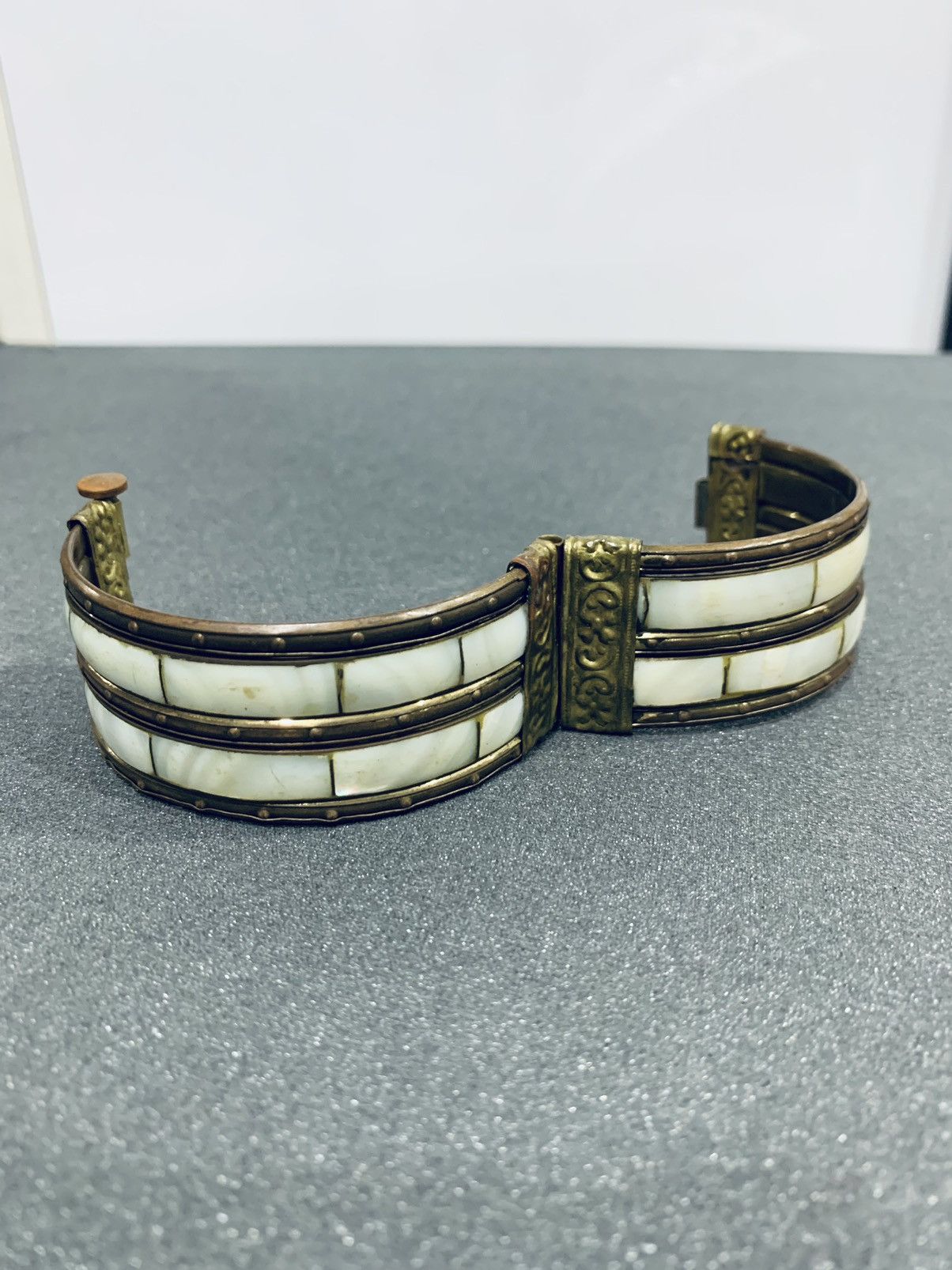 Vintage VTG 1970s MOP SHELL BRASS HINGED BRACELET Size ONE SIZE - 6 Thumbnail