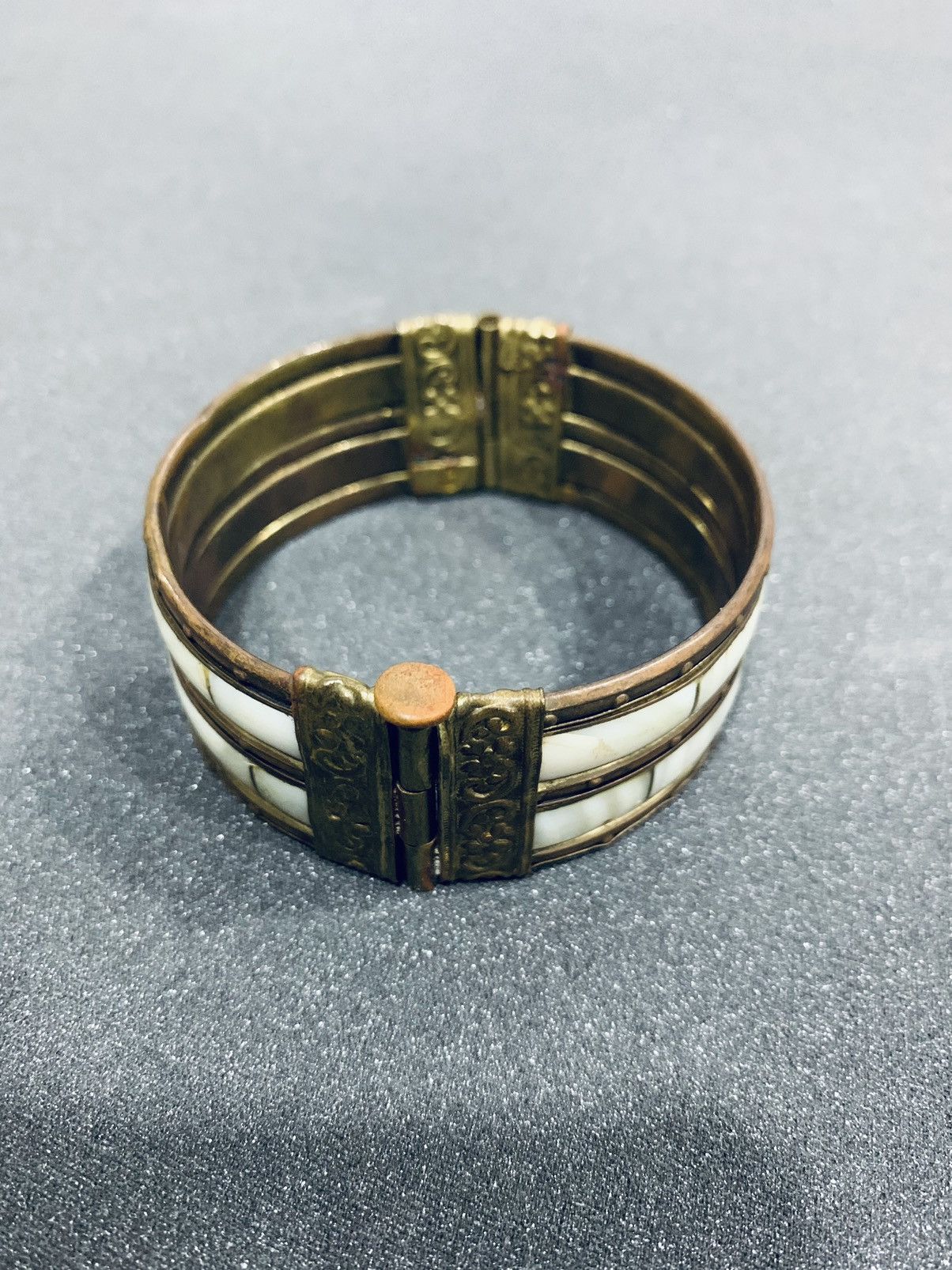 Vintage VTG 1970s MOP SHELL BRASS HINGED BRACELET Size ONE SIZE - 3 Thumbnail