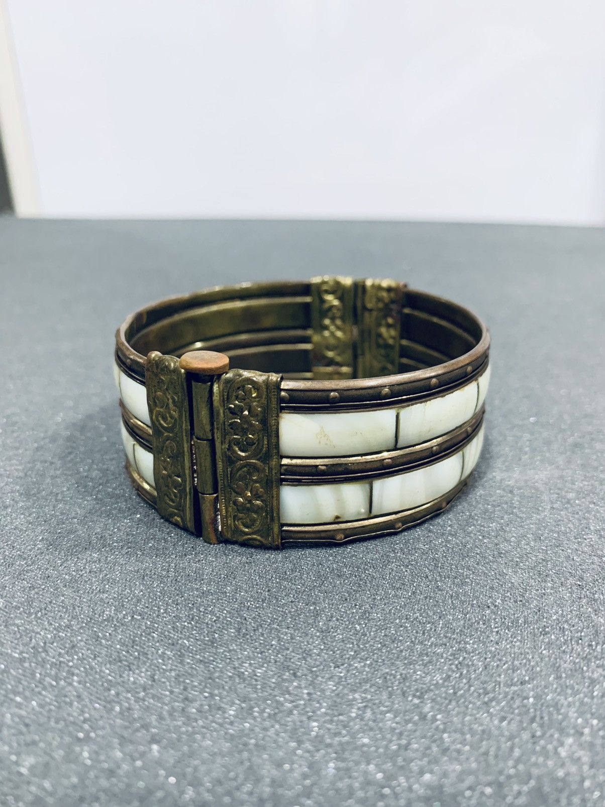 Vintage VTG 1970s MOP SHELL BRASS HINGED BRACELET Size ONE SIZE - 1 Thumbnail