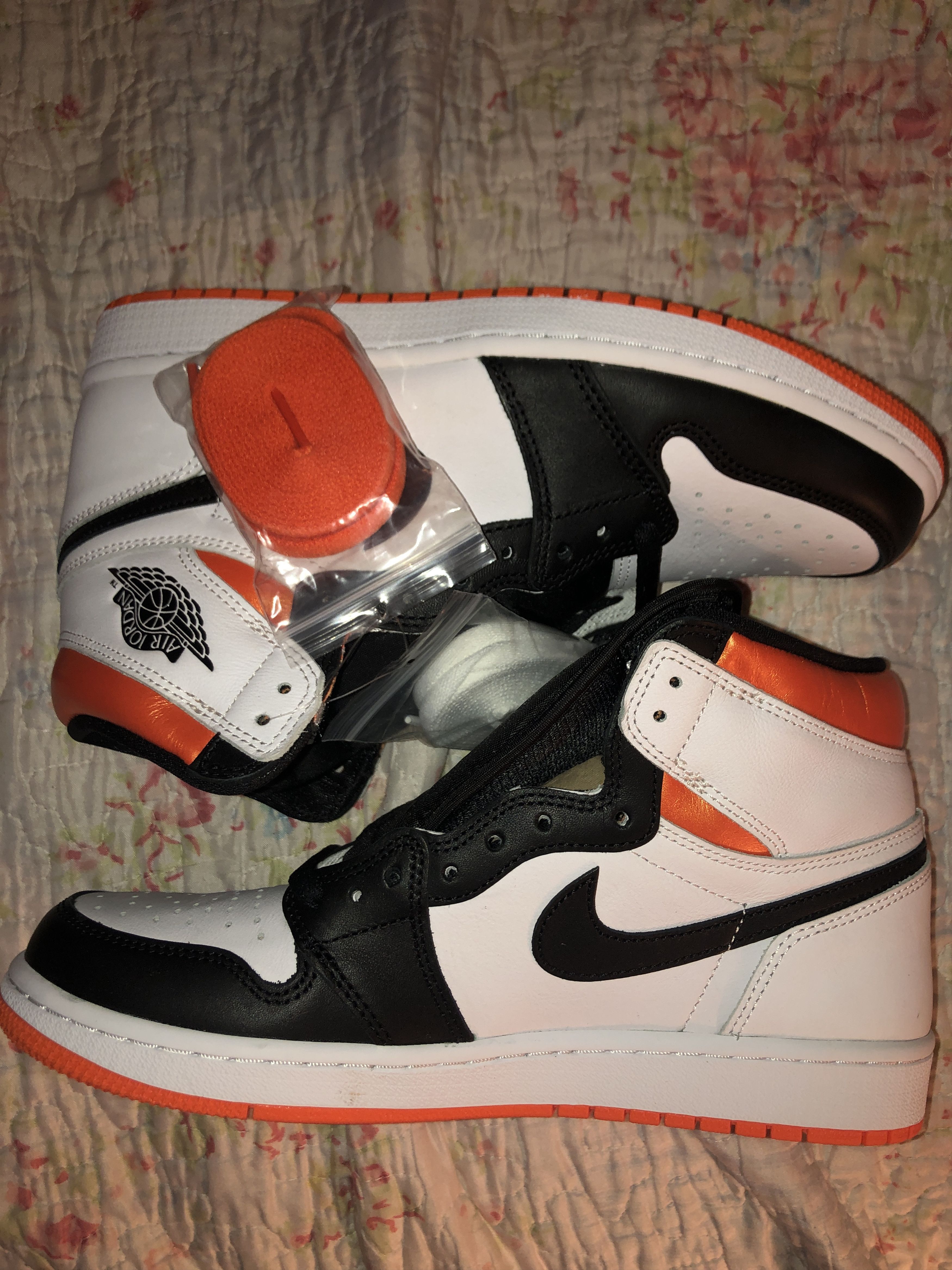 Jordan Brand × Nike NEW Air Jordan 1 Retro High OG Electric Orange 555088-180 Size US 9 / EU 42 - 1 Thumbnail