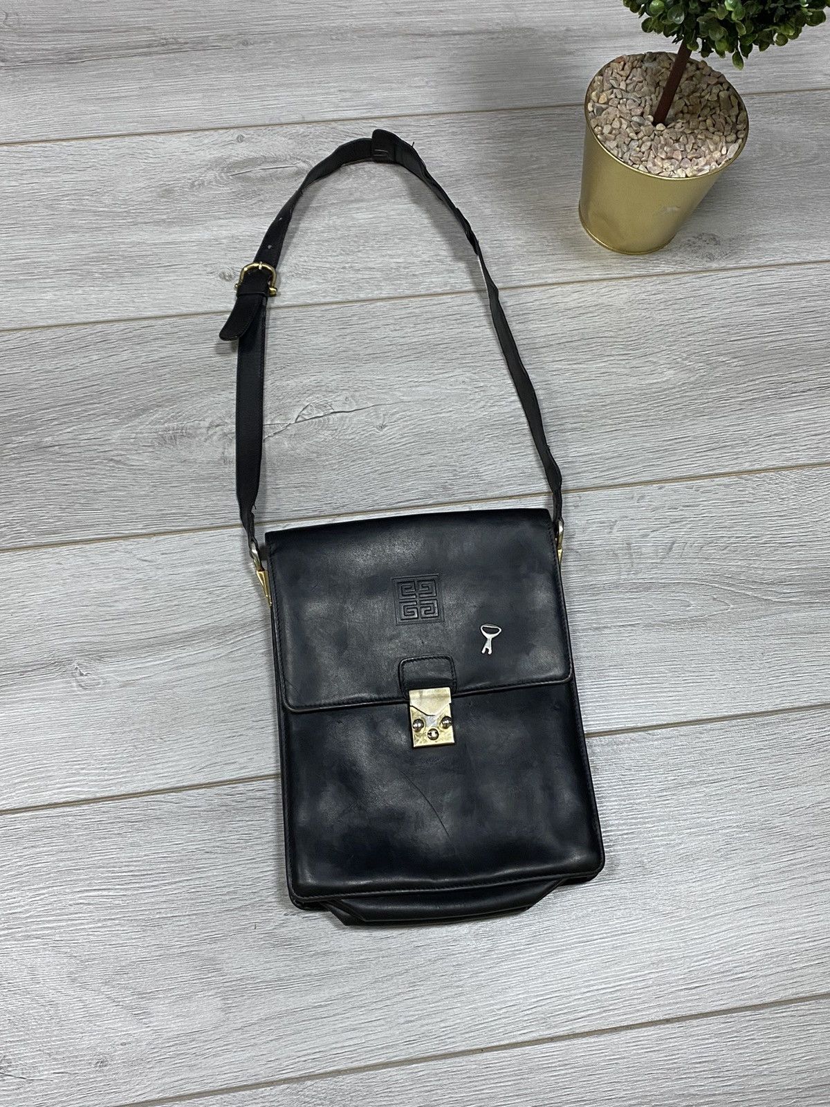 Givenchy Givenchy Gentelman with Key leather shoulder bag Size ONE SIZE - 1 Thumbnail