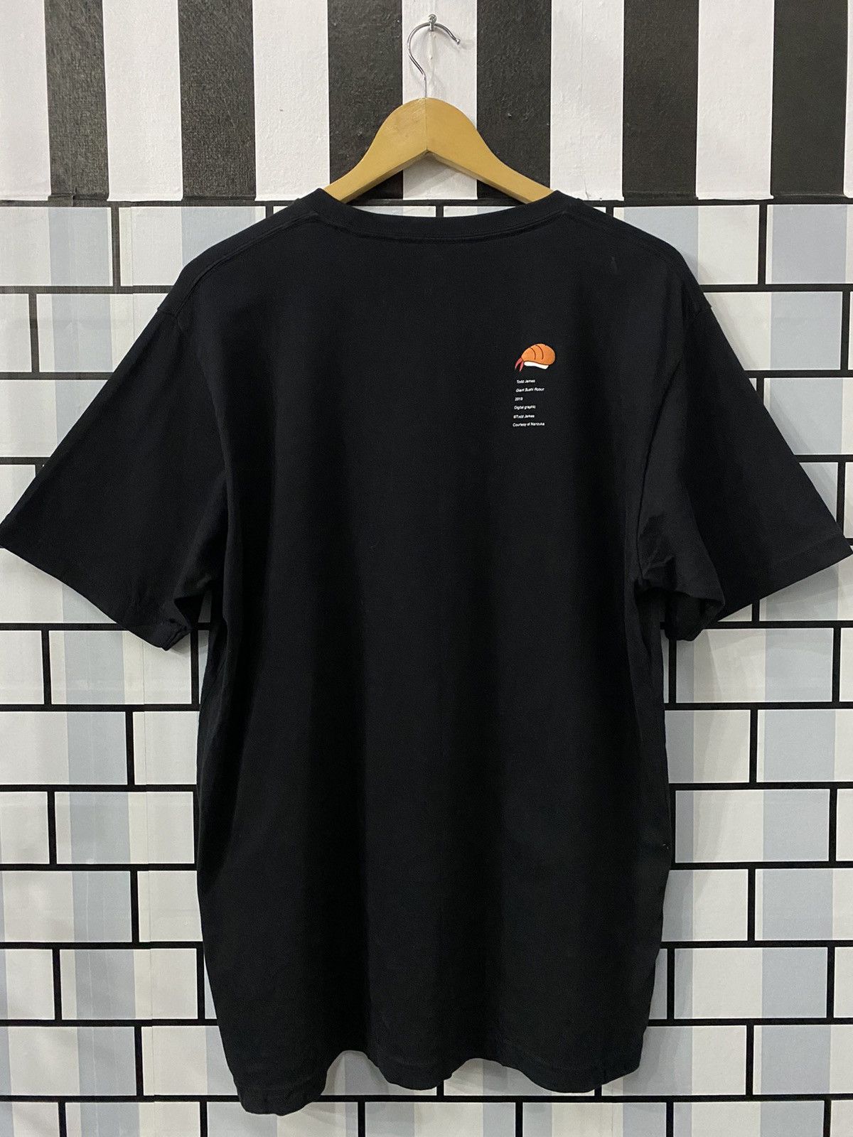 Uniqlo UNIQLOTODD JAMES GIANT SUSHI ROBOT MEN TSHIRT Size US L / EU 52-54 / 3 - 2 Thumbnail