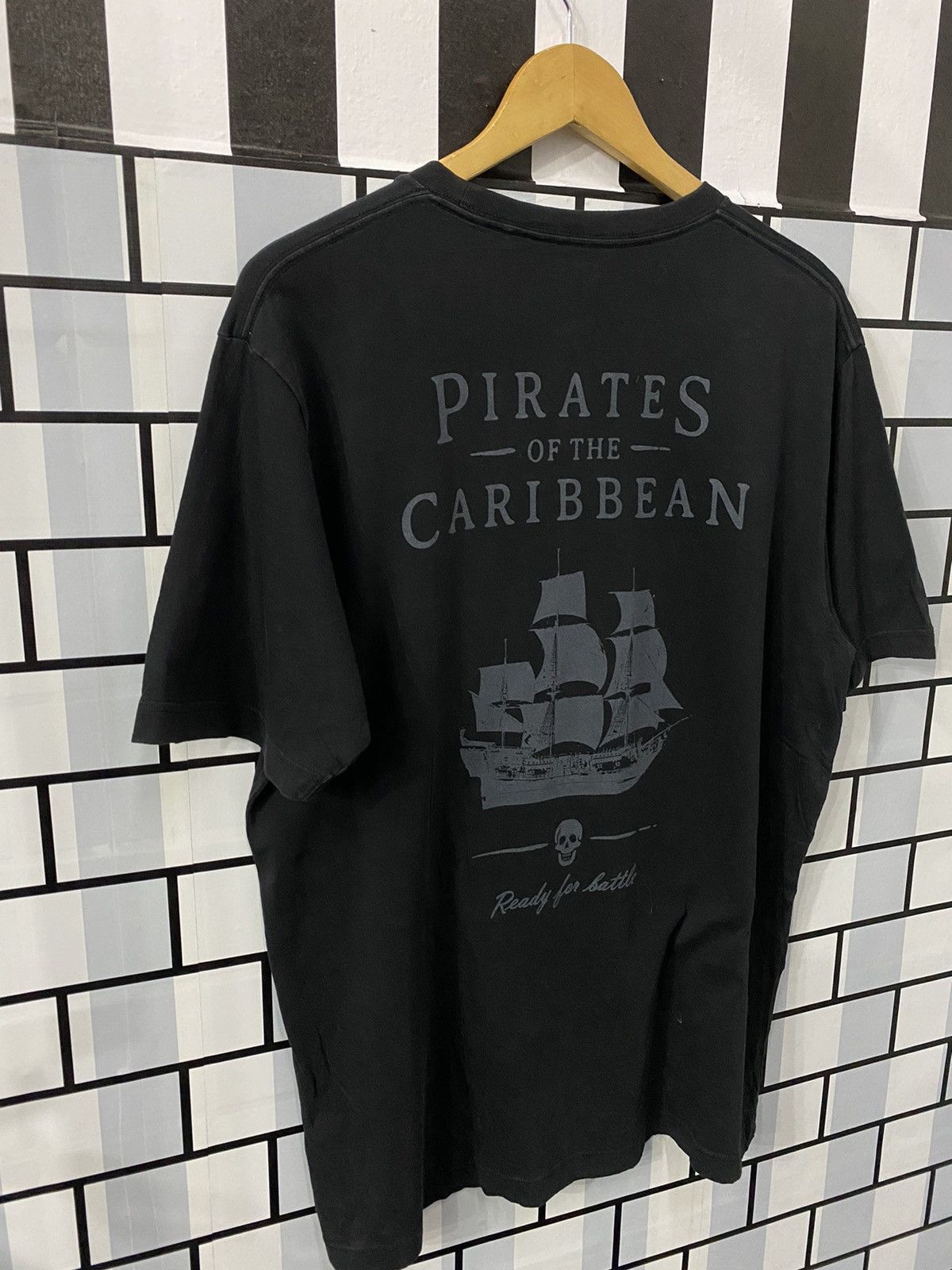 Uniqlo UNIQLO Pirates Of Caribbean Official Tshirt Size US L / EU 52-54 / 3 - 3 Thumbnail