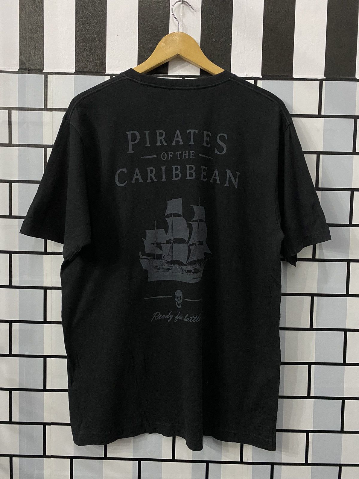 Uniqlo UNIQLO Pirates Of Caribbean Official Tshirt Size US L / EU 52-54 / 3 - 1 Thumbnail