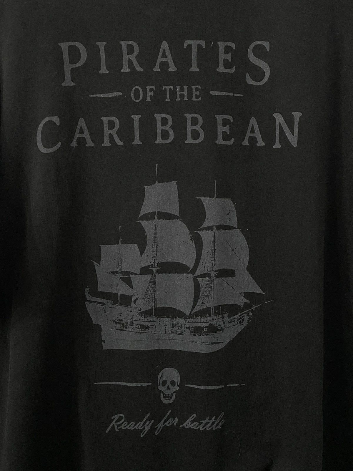 Uniqlo UNIQLO Pirates Of Caribbean Official Tshirt Size US L / EU 52-54 / 3 - 5 Thumbnail
