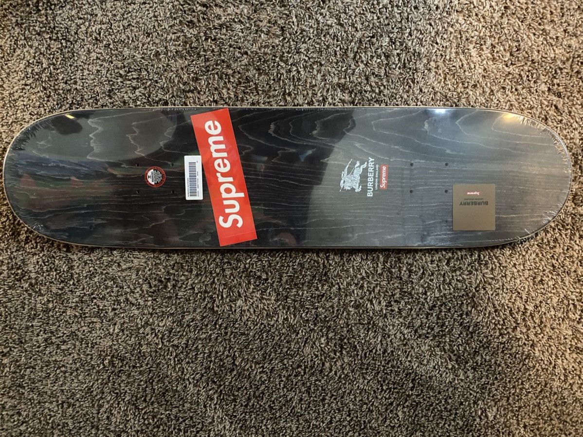 【新品未使用】Supreme Burberry Skateboard Supreme x Burberry Skateboard Deck Pink - 22SS - Shipping from