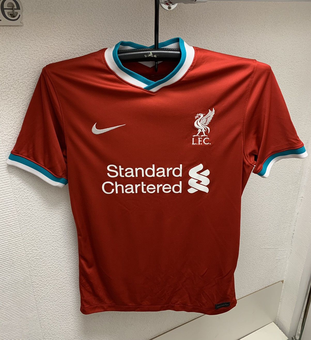 Nike Liverpool Nike soccer jersey M sz red standard chartered Size US M / EU 48-50 / 2 - 1 Thumbnail