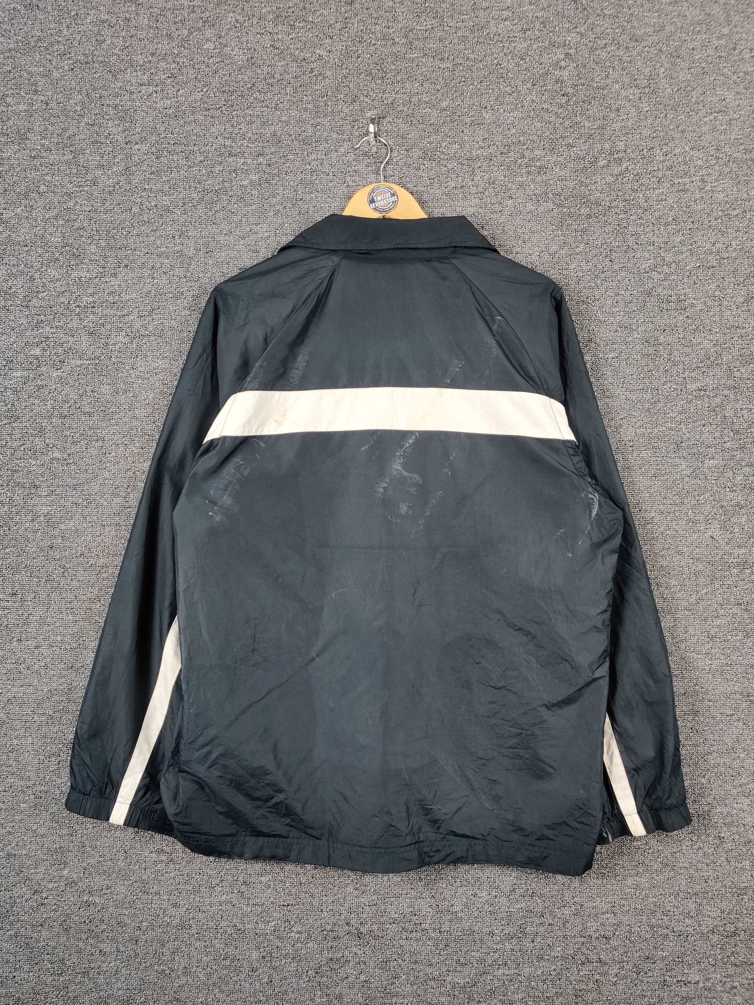 Nike Vintage Nike Windbreaker Light Jacket Size US L / EU 52-54 / 3 - 14 Thumbnail