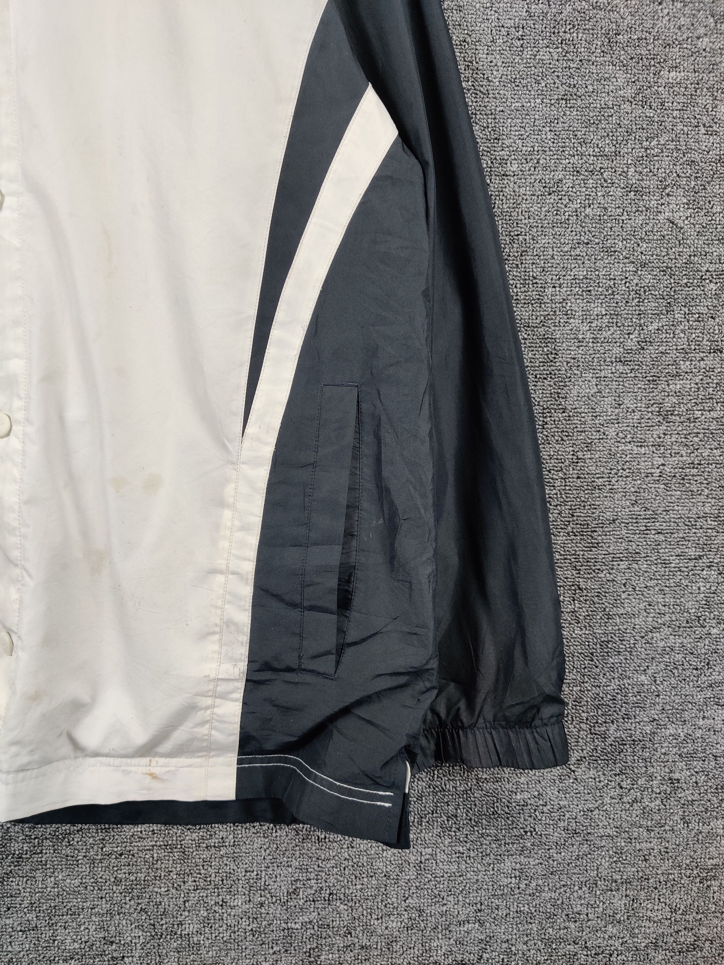 Nike Vintage Nike Windbreaker Light Jacket Size US L / EU 52-54 / 3 - 3 Thumbnail