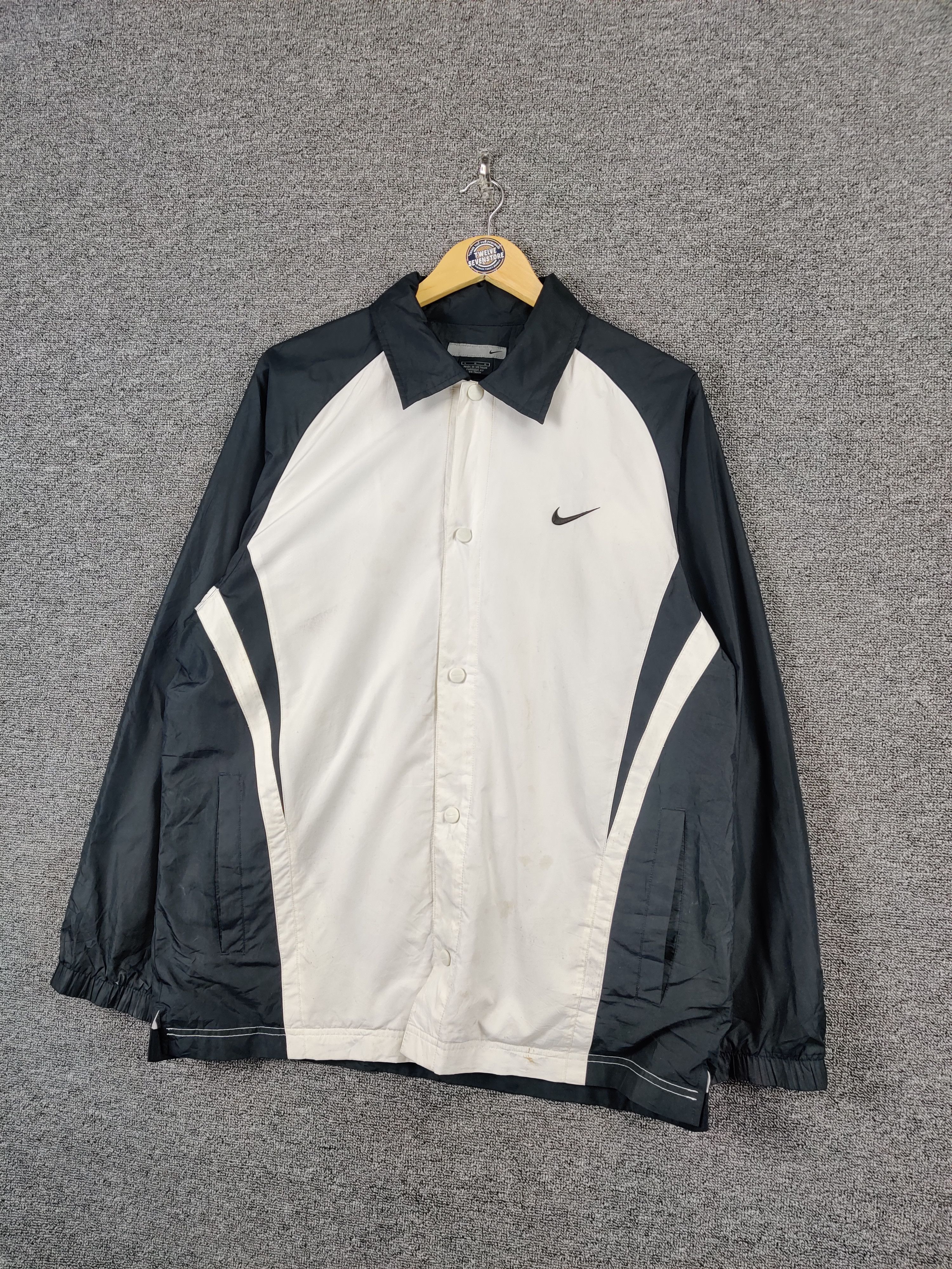 Nike Vintage Nike Windbreaker Light Jacket Size US L / EU 52-54 / 3 - 2 Thumbnail