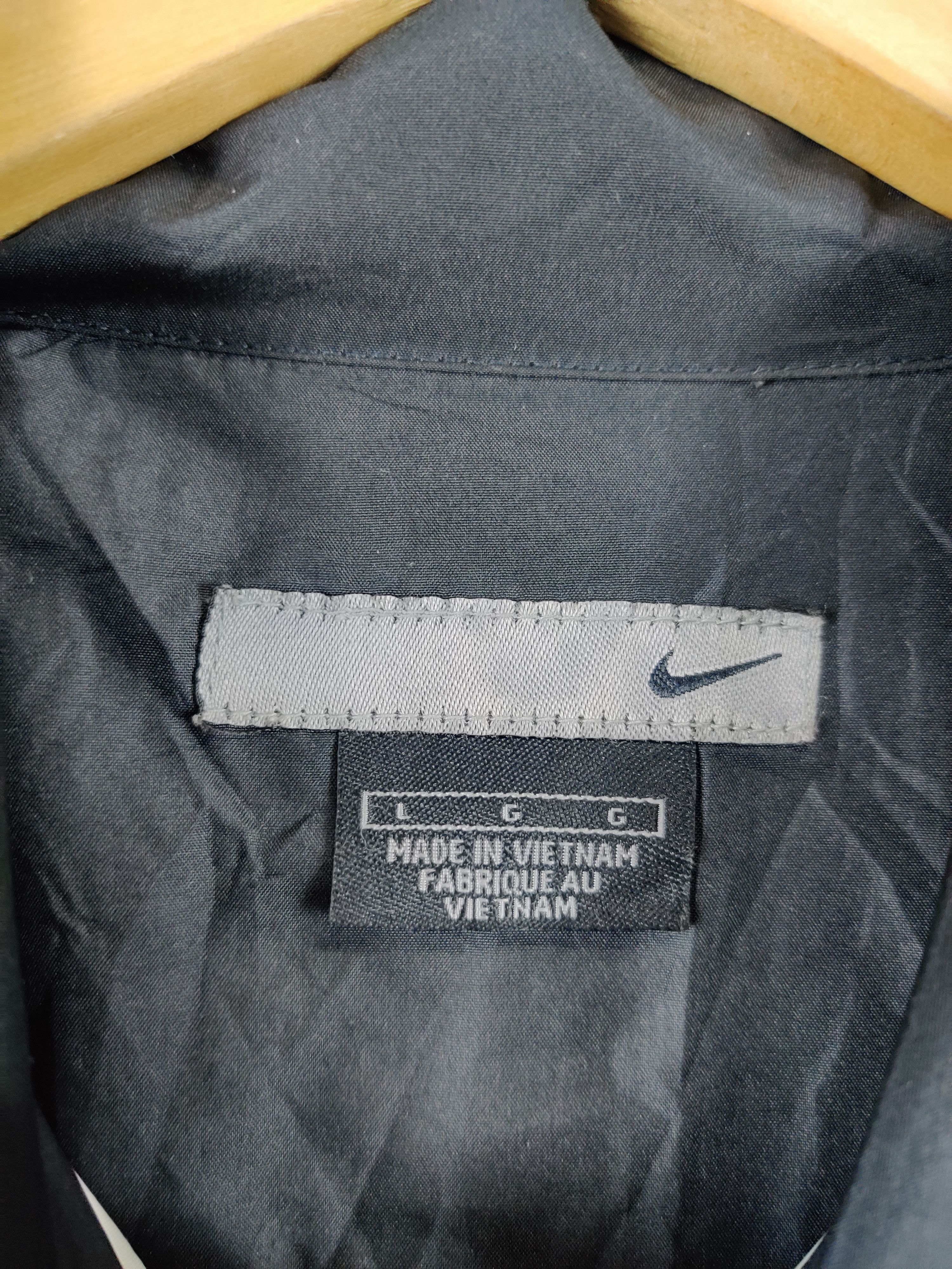 Nike Vintage Nike Windbreaker Light Jacket Size US L / EU 52-54 / 3 - 9 Thumbnail