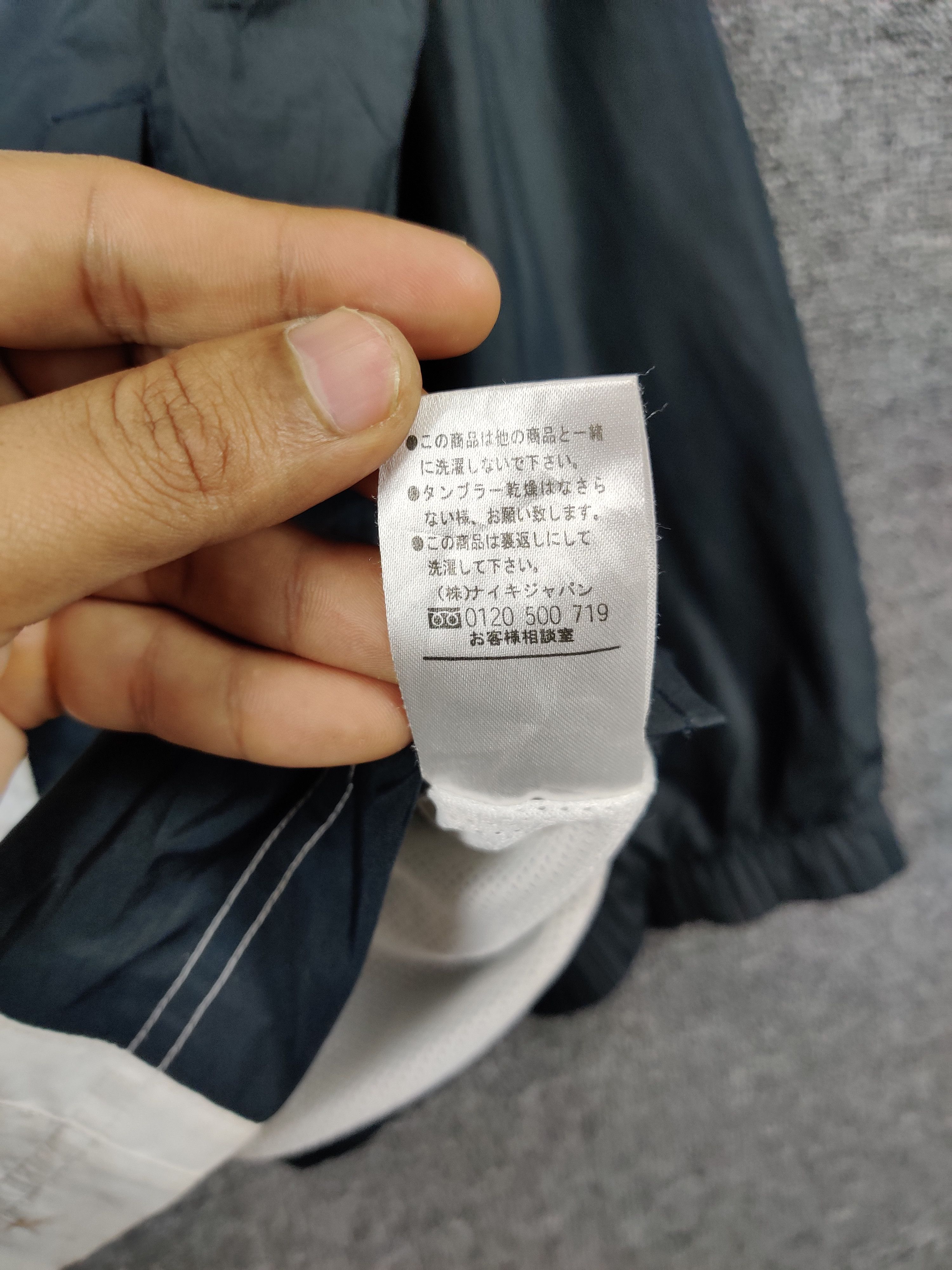 Nike Vintage Nike Windbreaker Light Jacket Size US L / EU 52-54 / 3 - 11 Thumbnail