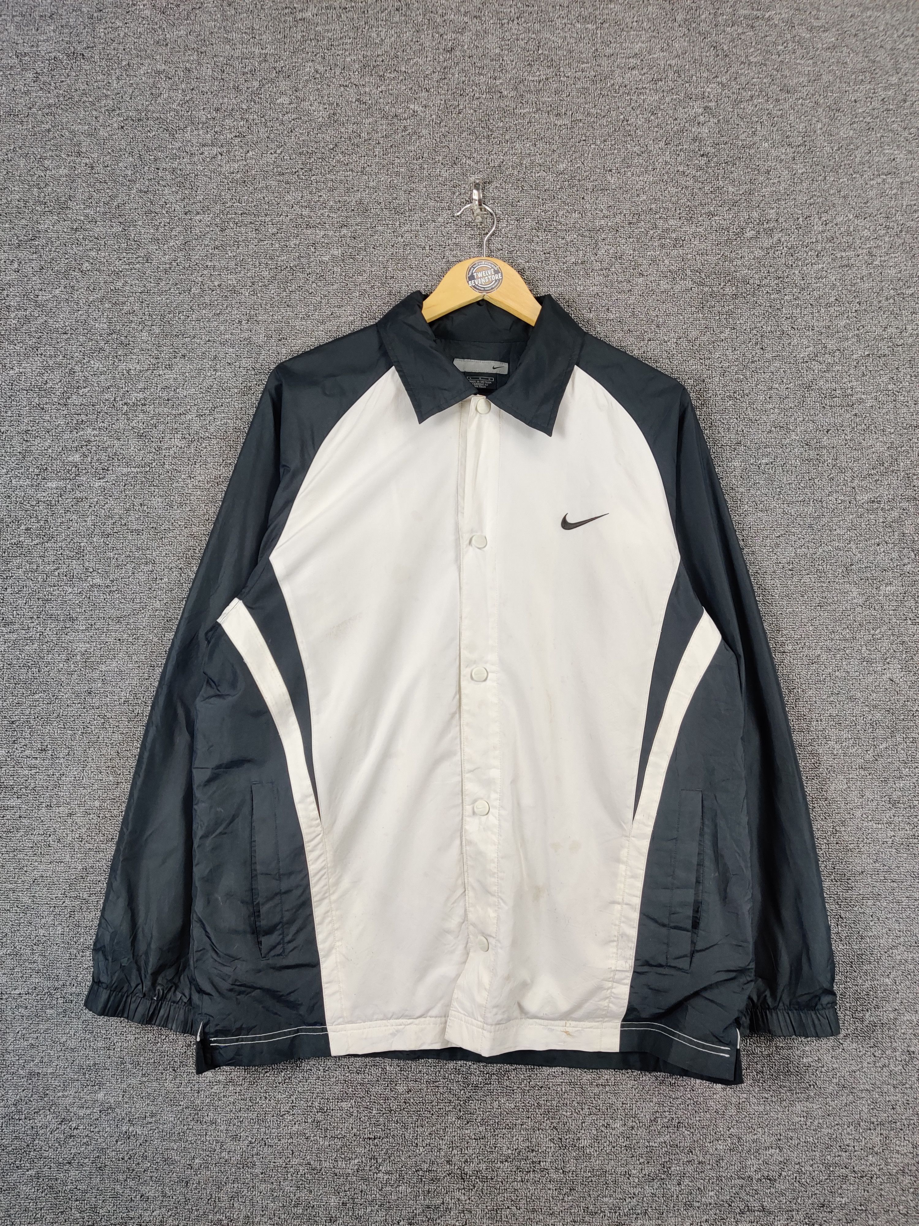 Nike Vintage Nike Windbreaker Light Jacket Size US L / EU 52-54 / 3 - 1 Thumbnail