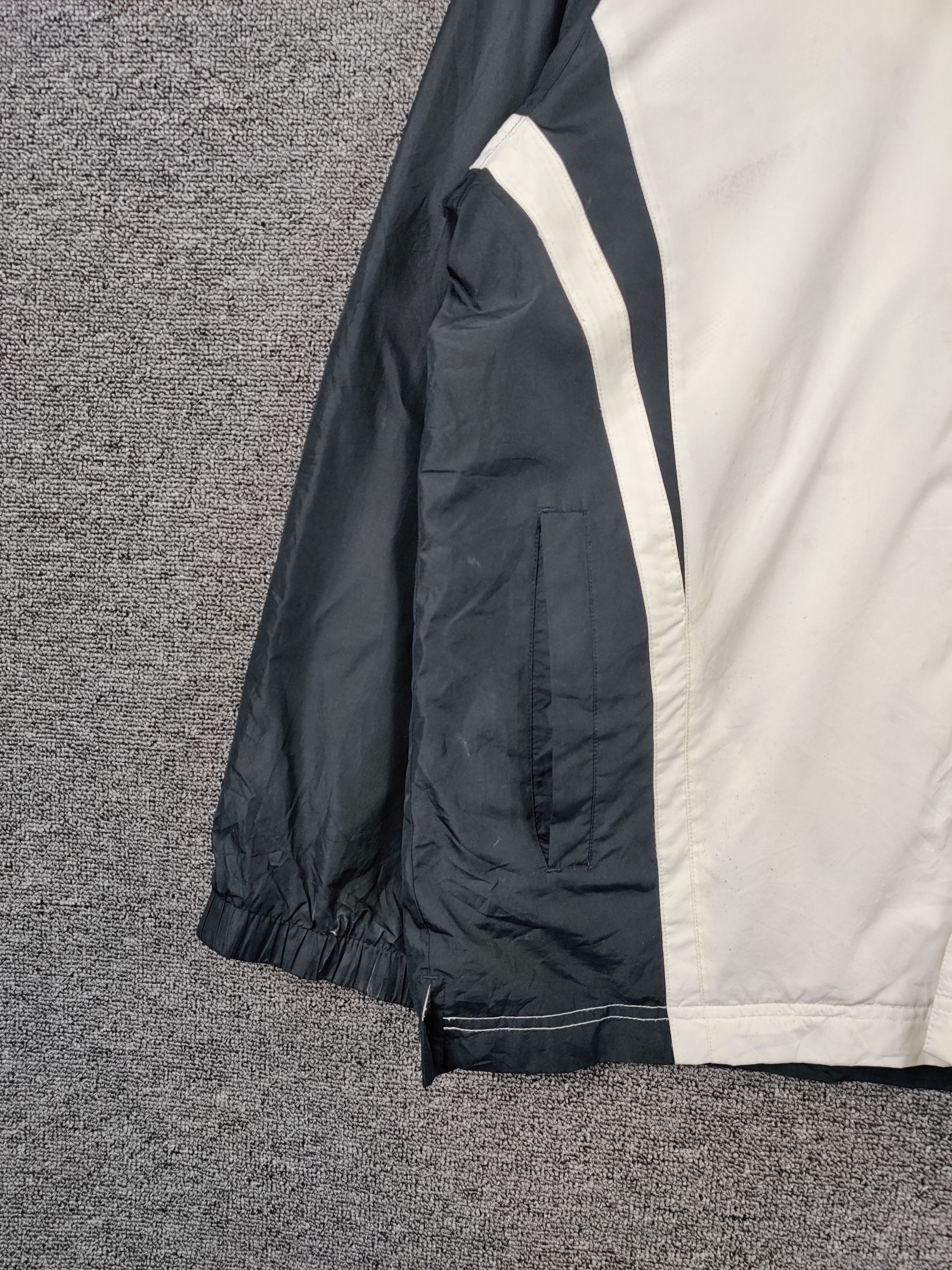 Nike Vintage Nike Windbreaker Light Jacket Size US L / EU 52-54 / 3 - 5 Thumbnail