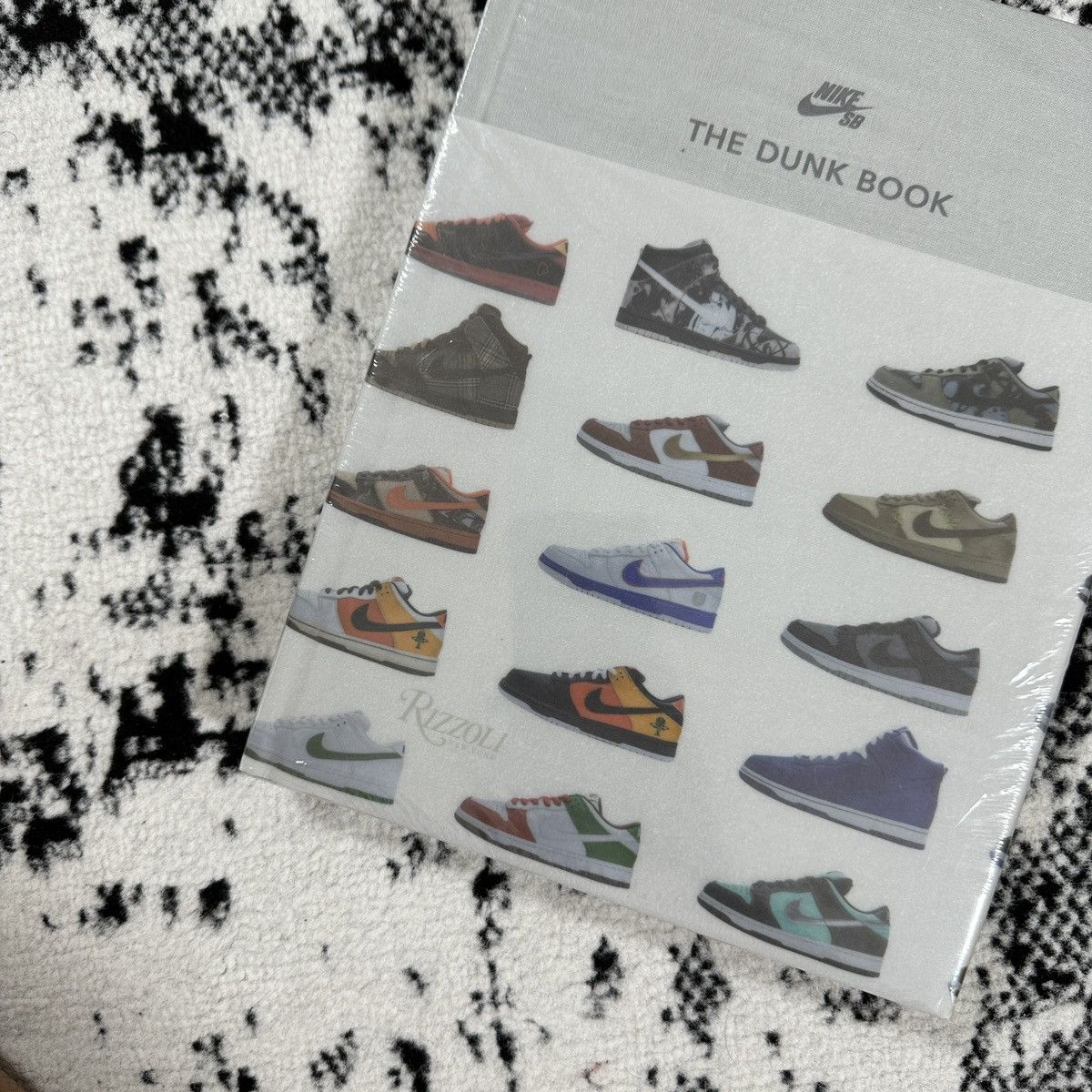 Nike × Rizzoli RIZZOLI USA Nike SB The Dunk Book Size ONE SIZE - 2 Thumbnail