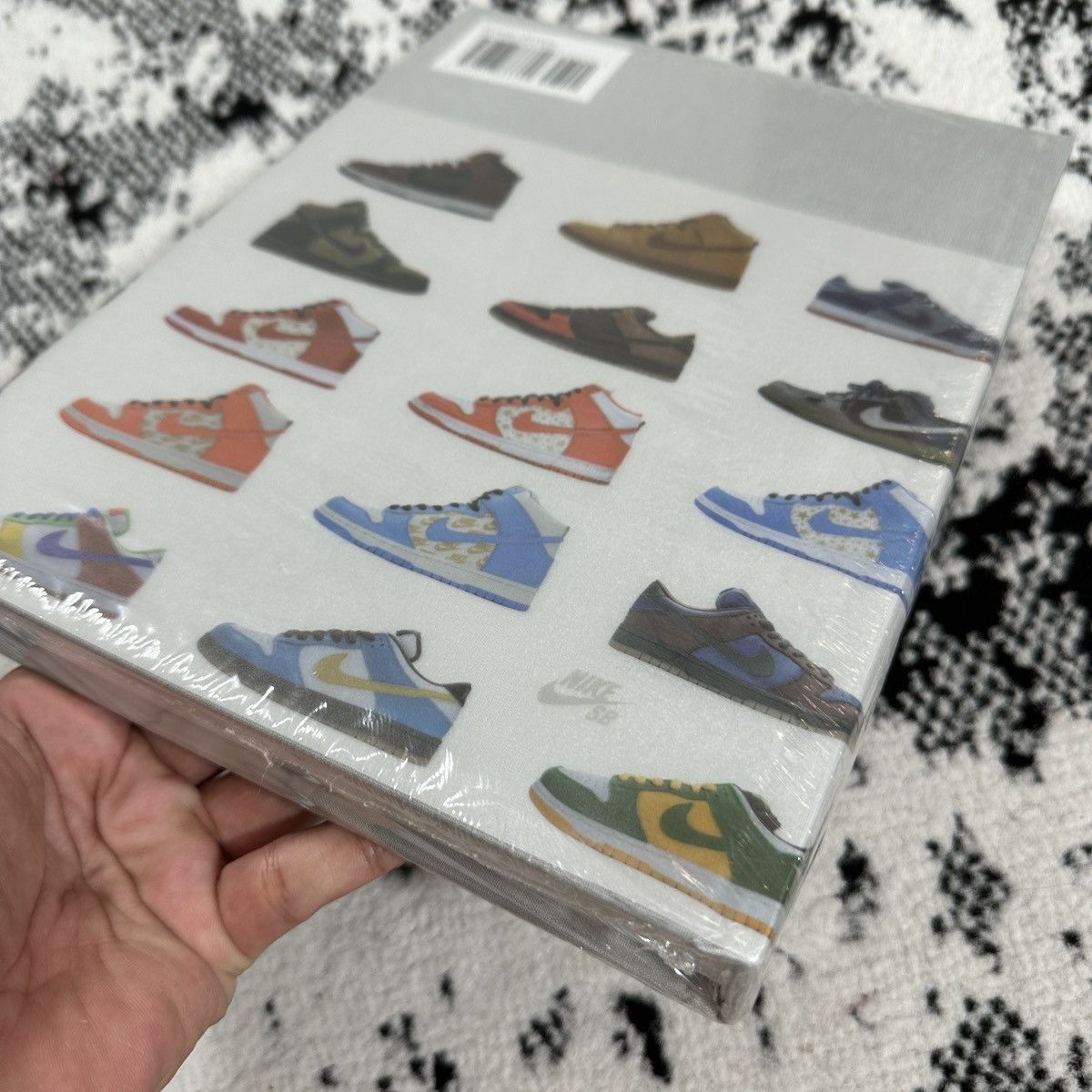 Nike × Rizzoli RIZZOLI USA Nike SB The Dunk Book Size ONE SIZE - 7 Thumbnail