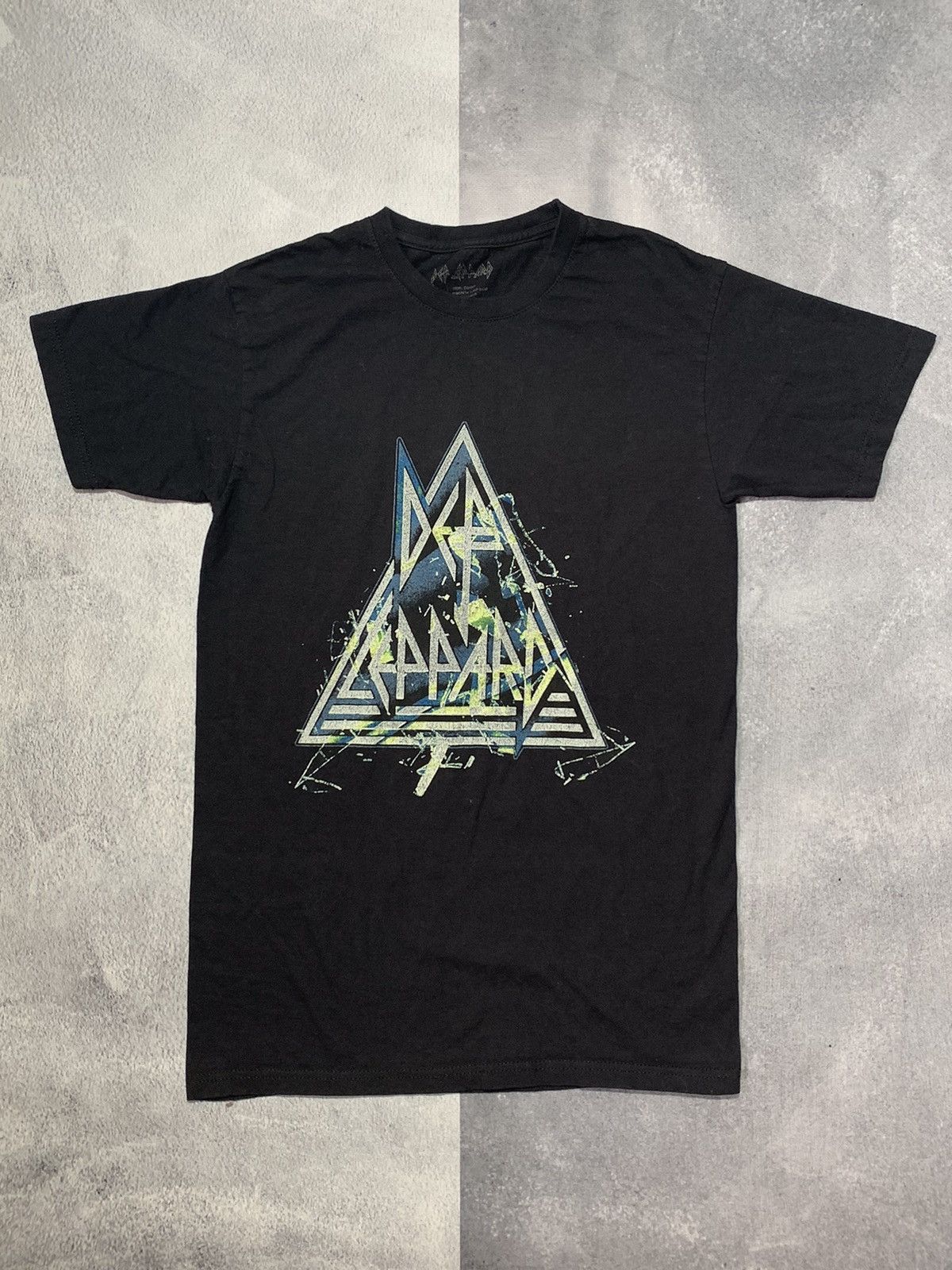 Band Tees Vintage Y2K Def Leppard band tee big logo streetwear size M Size US M / EU 48-50 / 2 - 1 Thumbnail