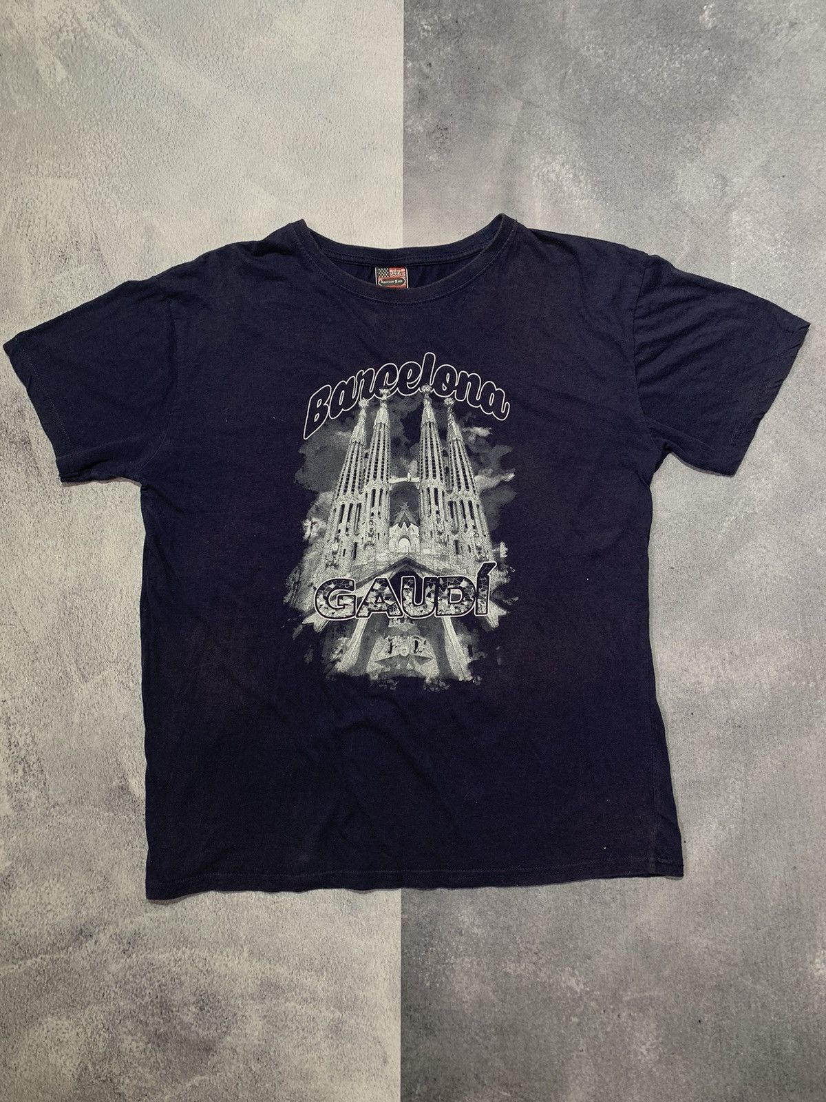 Other Vintage Y2K Barcelona Gaudi streetwear t-shirt size XL Size US XL / EU 56 / 4 - 1 Thumbnail