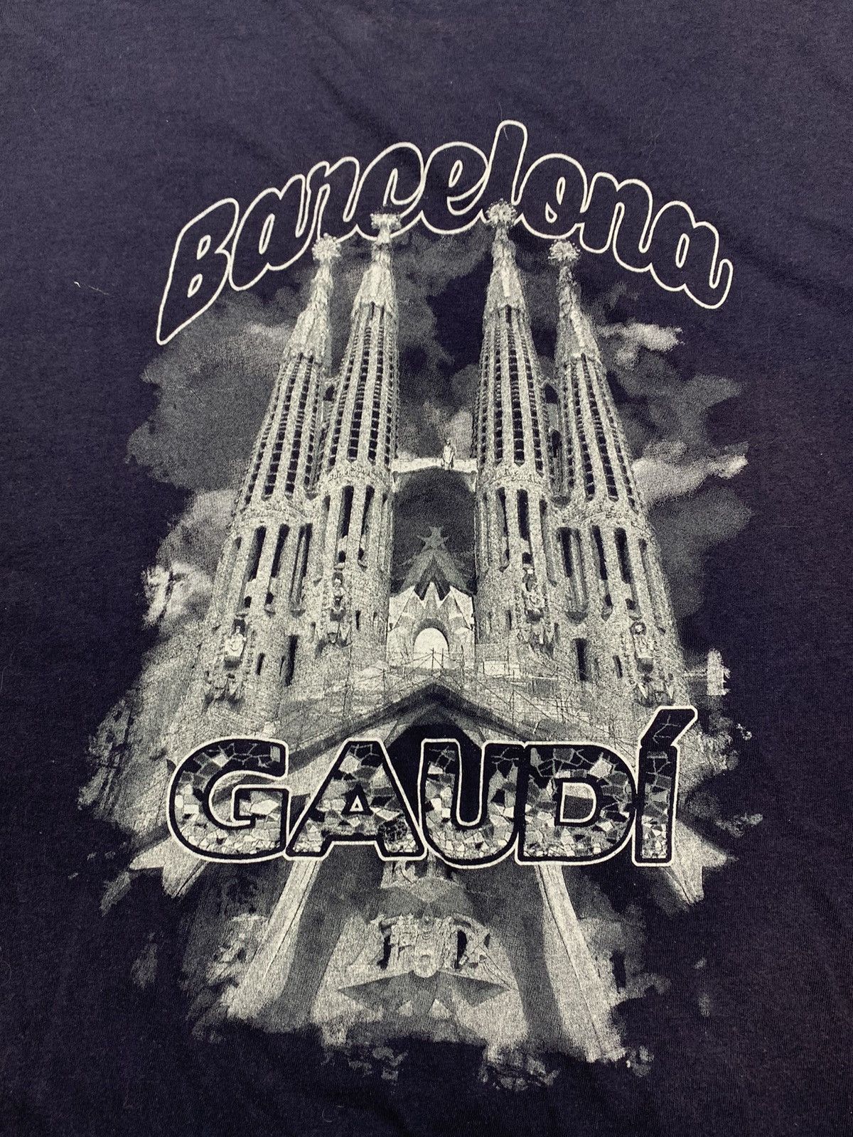 Other Vintage Y2K Barcelona Gaudi streetwear t-shirt size XL Size US XL / EU 56 / 4 - 2 Thumbnail