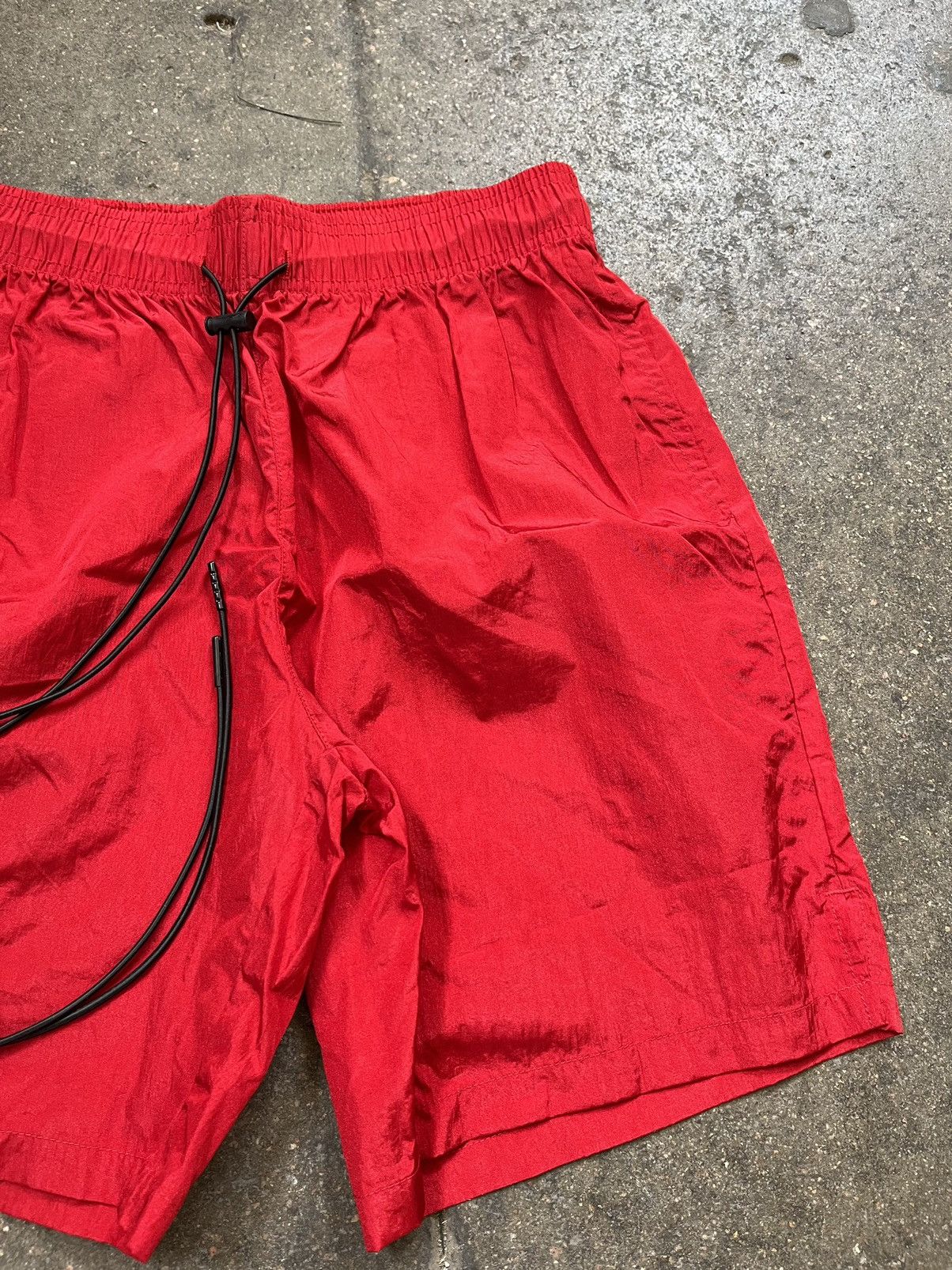 Vintage Crinkle Nylon Shorts Red Size US 34 / EU 50 - 2 Thumbnail