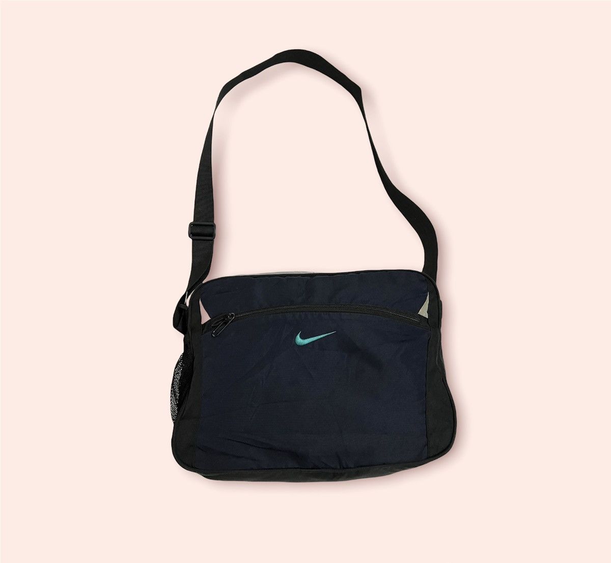 VTG NIKE EMBROIDERED SWOOSH ORANGE TAG DUFFLE/ GYM BAG