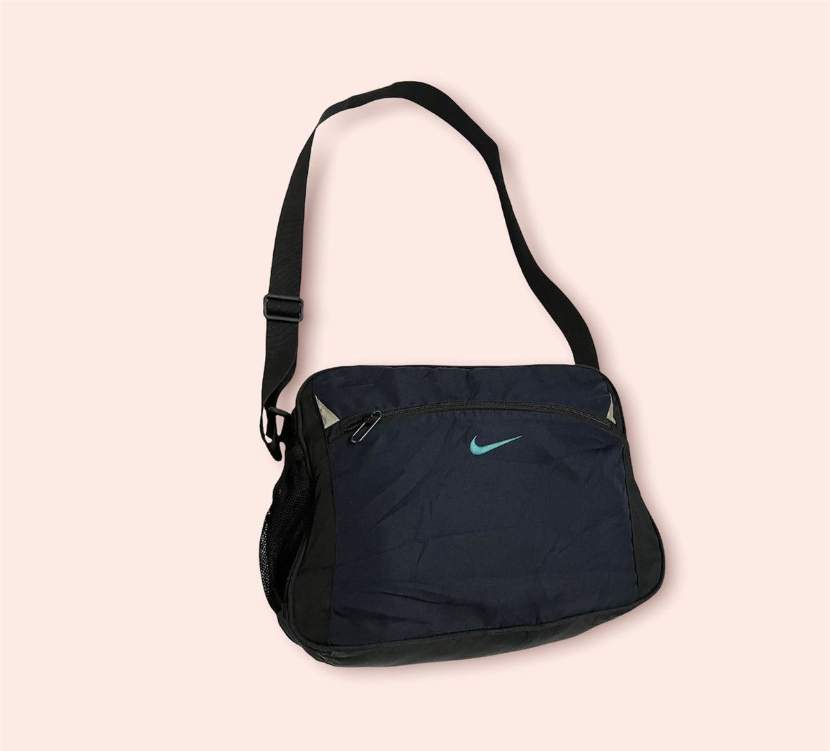 VTG NIKE EMBROIDERED SWOOSH ORANGE TAG DUFFLE/ GYM BAG