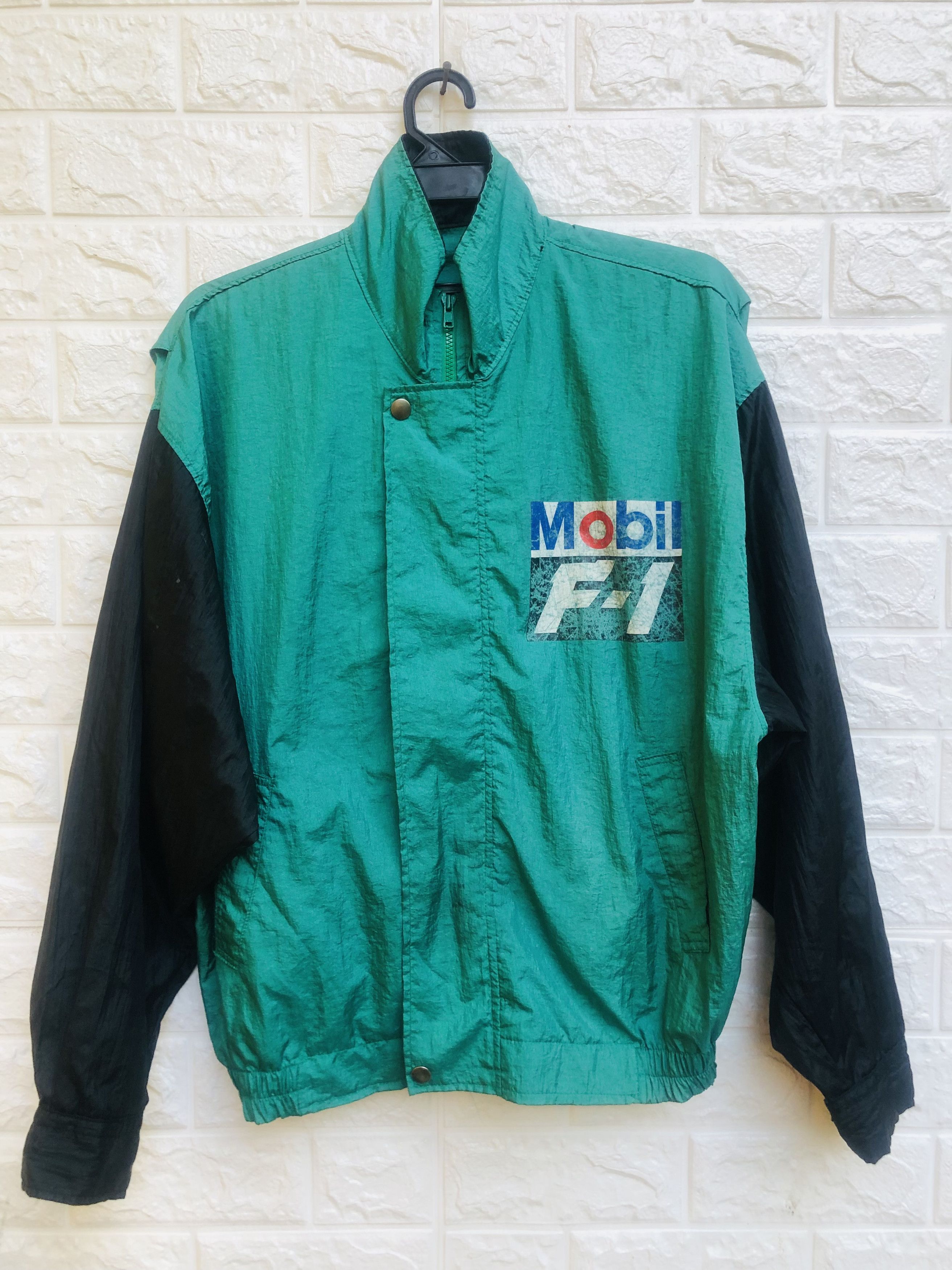image of Vintage Mobil F-1 Formula One Japan Designer Fashion Style, Men's (Size Large)