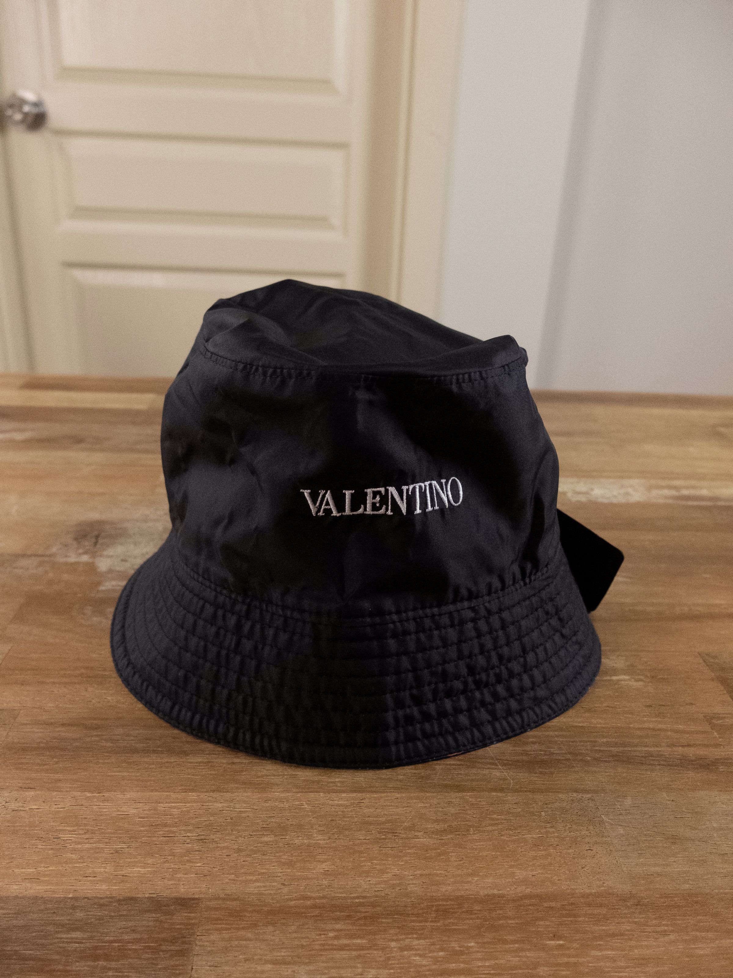 Valentino VALENTINO reversible black neon print optical V bucket hat Size ONE SIZE - 8 Thumbnail