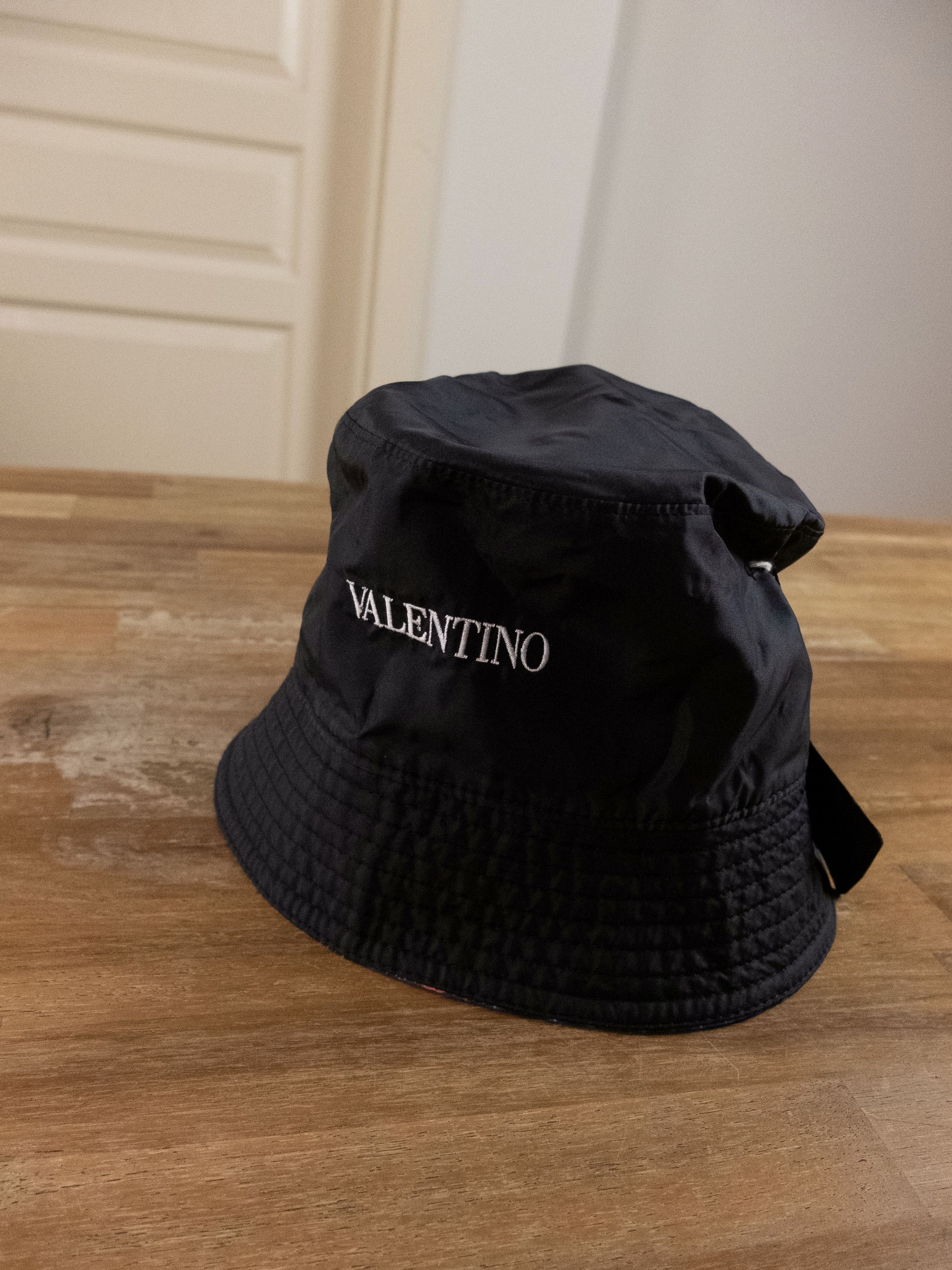 Valentino VALENTINO reversible black neon print optical V bucket hat Size ONE SIZE - 7 Thumbnail