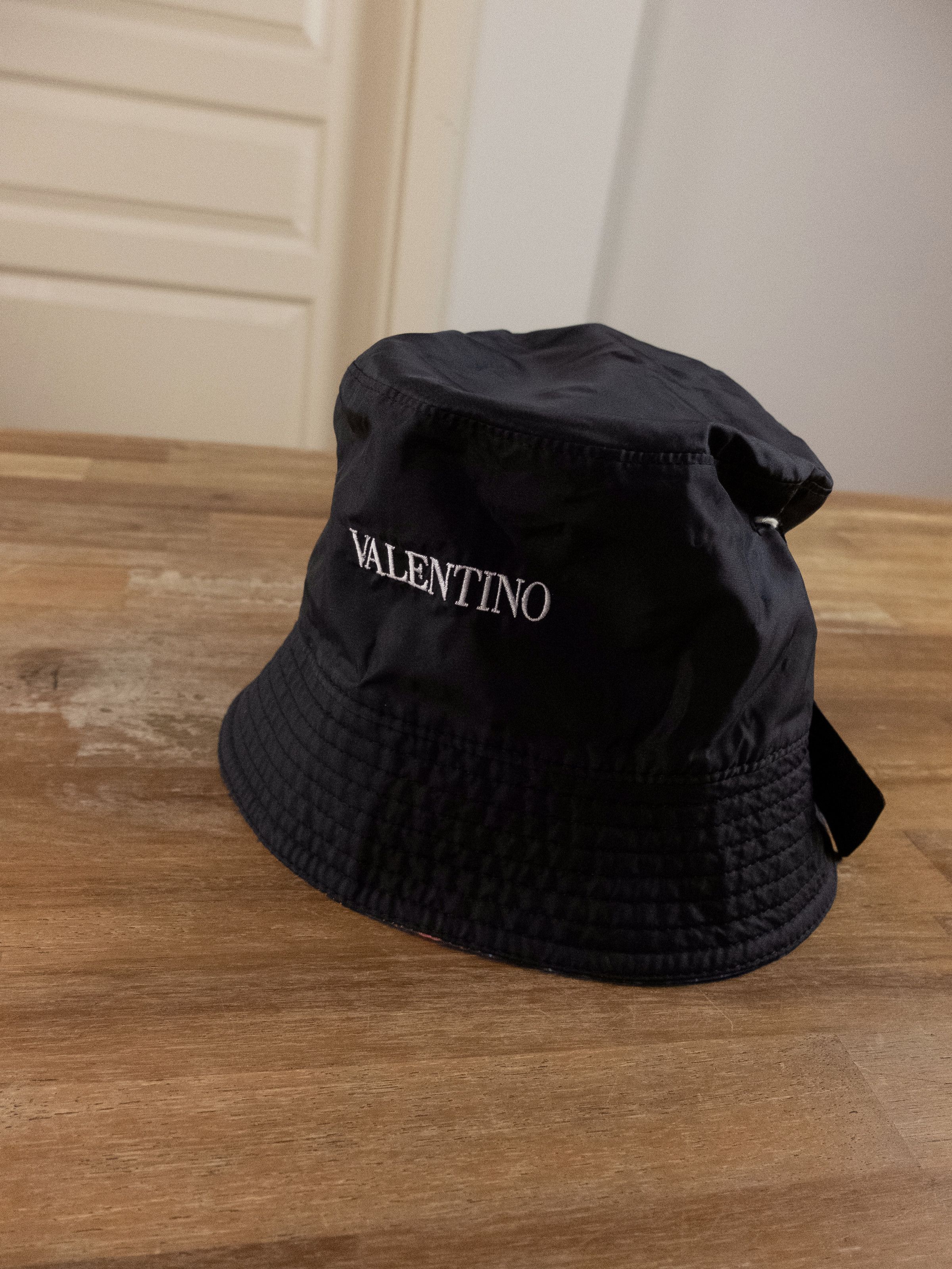 Valentino VALENTINO reversible black neon print optical V bucket hat Size ONE SIZE - 6 Thumbnail