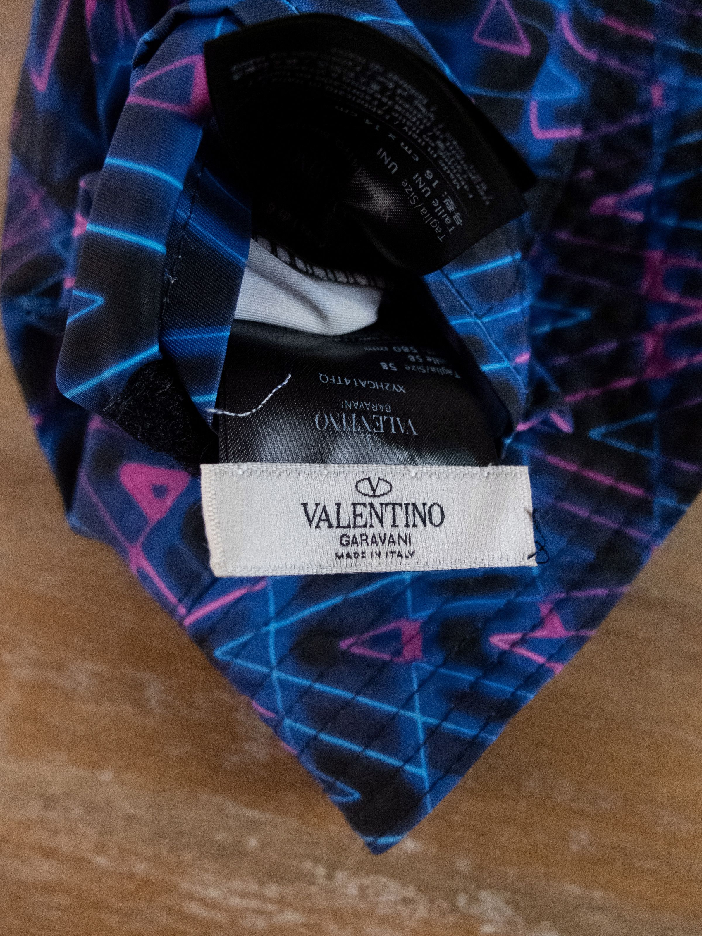 Valentino VALENTINO reversible black neon print optical V bucket hat Size ONE SIZE - 12 Thumbnail