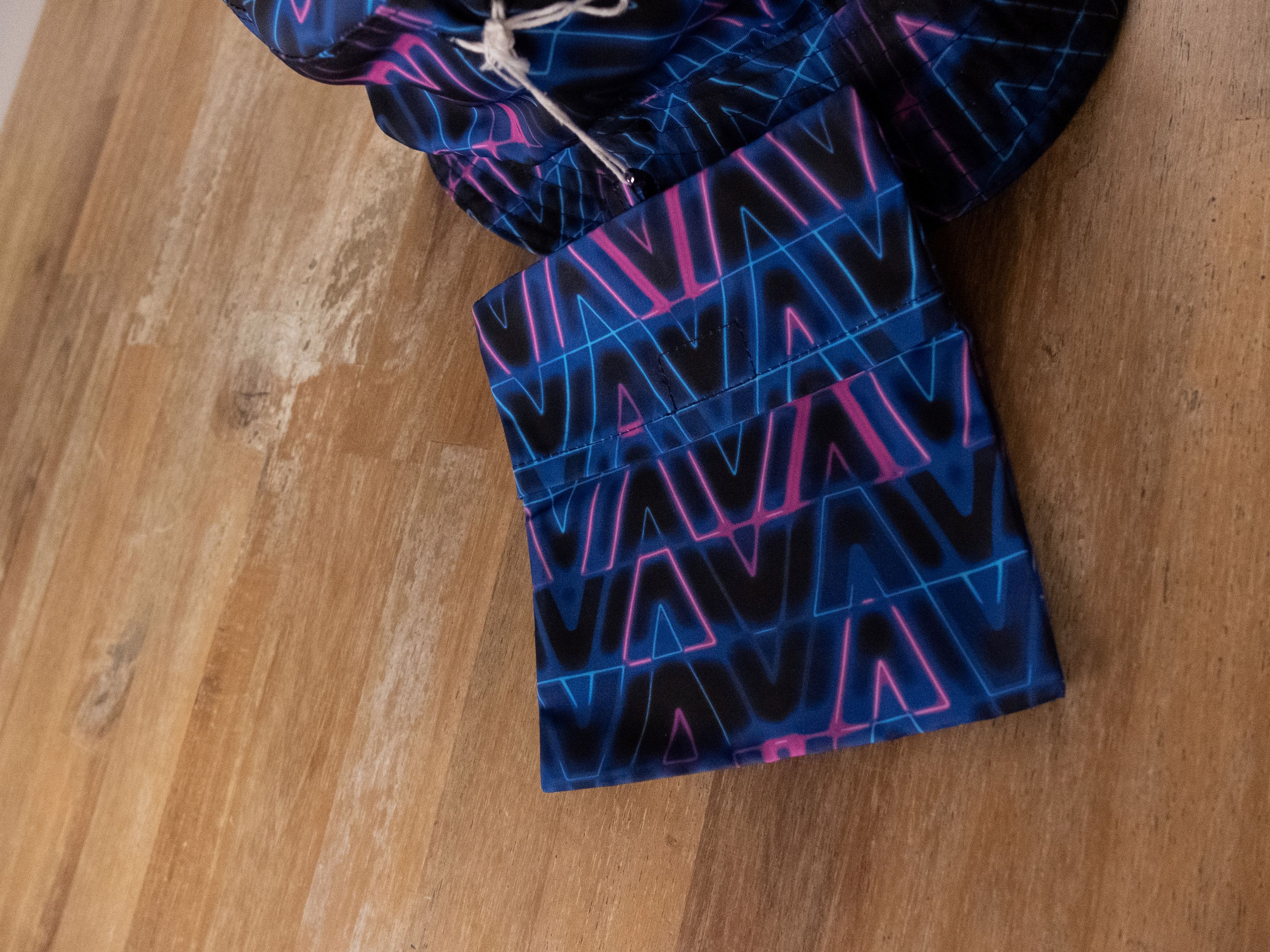 Valentino VALENTINO reversible black neon print optical V bucket hat Size ONE SIZE - 5 Thumbnail