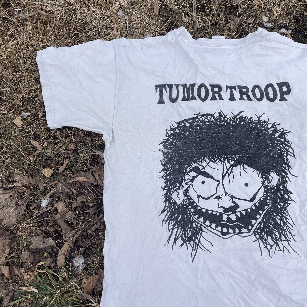 Vintage Vintage 90s Goth Graphic Tee Thrashed Skull Streetwear L Size US L / EU 52-54 / 3 - 3 Thumbnail