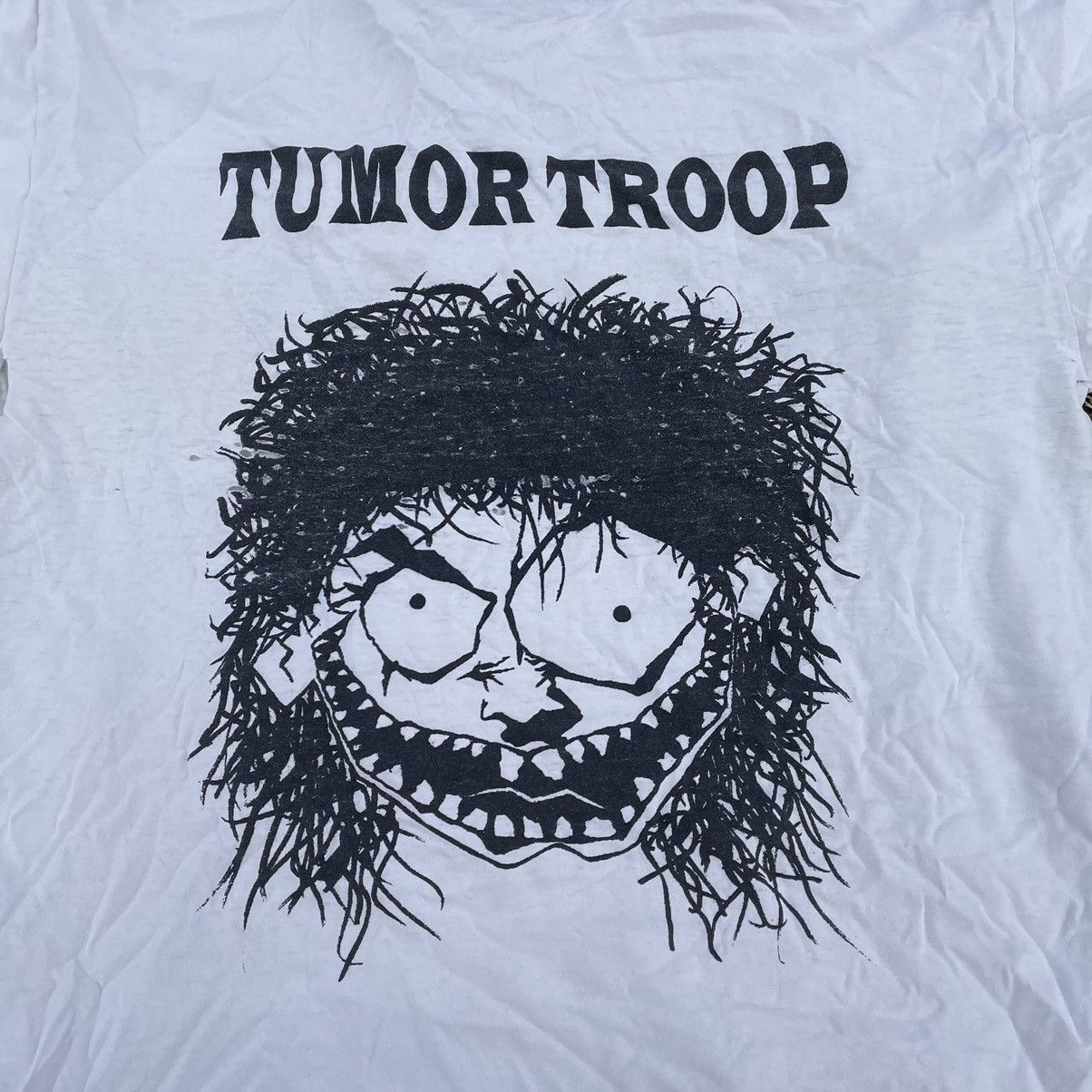 Vintage Vintage 90s Goth Graphic Tee Thrashed Skull Streetwear L Size US L / EU 52-54 / 3 - 4 Thumbnail
