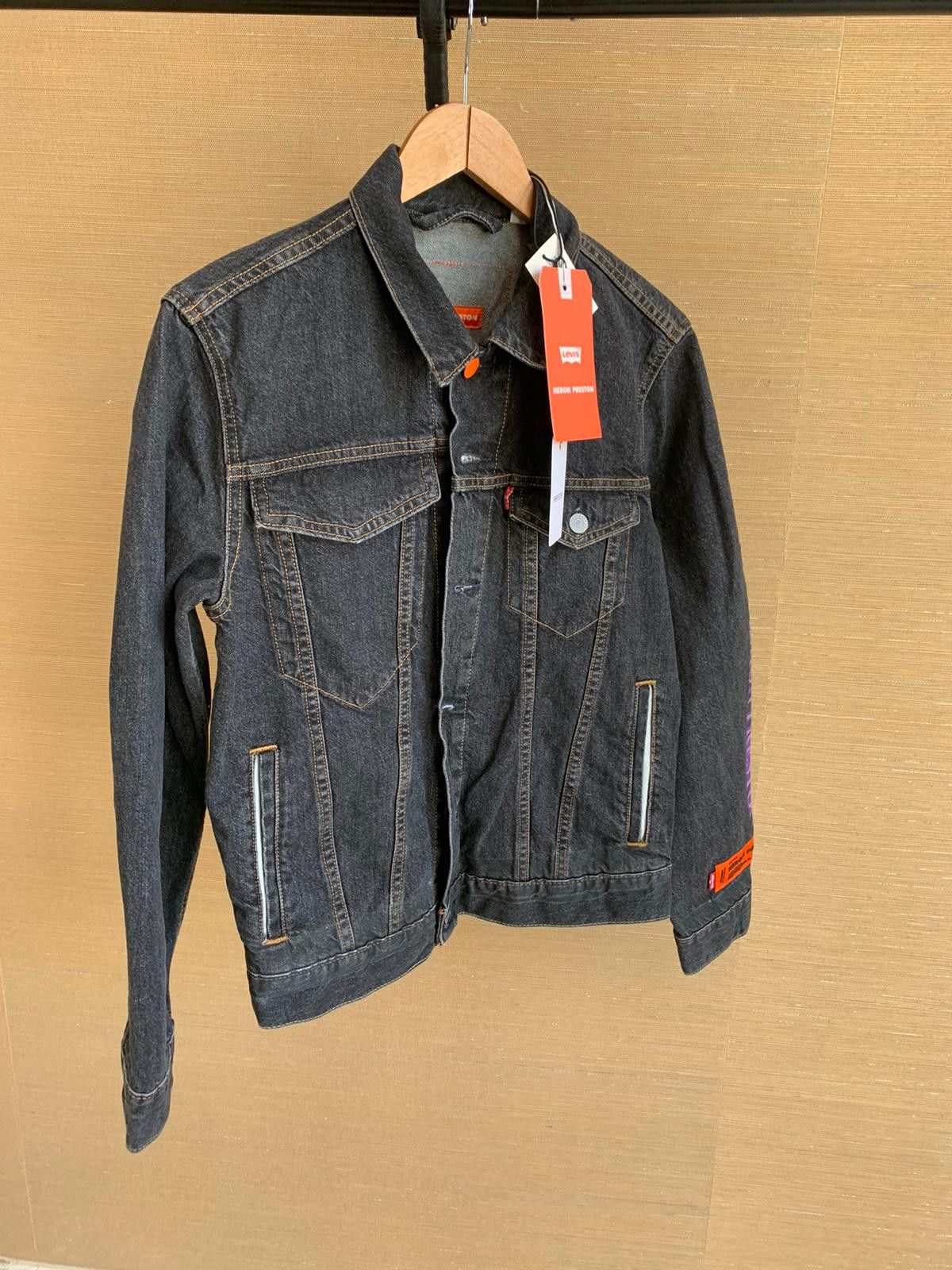 Levis Trucker With Print in Concrete Black