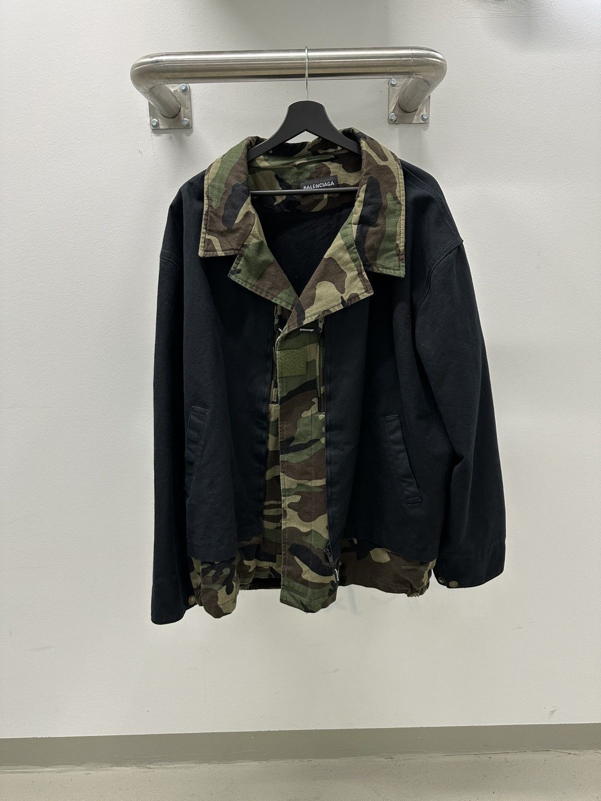 Balenciaga *RARE* AW 18 Camo trucker denim jacket Size US M / EU 48-50 / 2 - 1 Thumbnail
