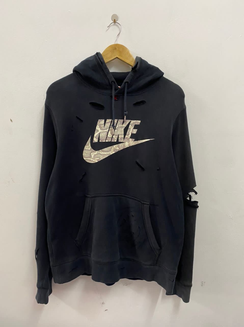 Nike × Vintage Distressed Nike Snake Skin Logo Hoodie Size US L / EU 52-54 / 3 - 1 Thumbnail