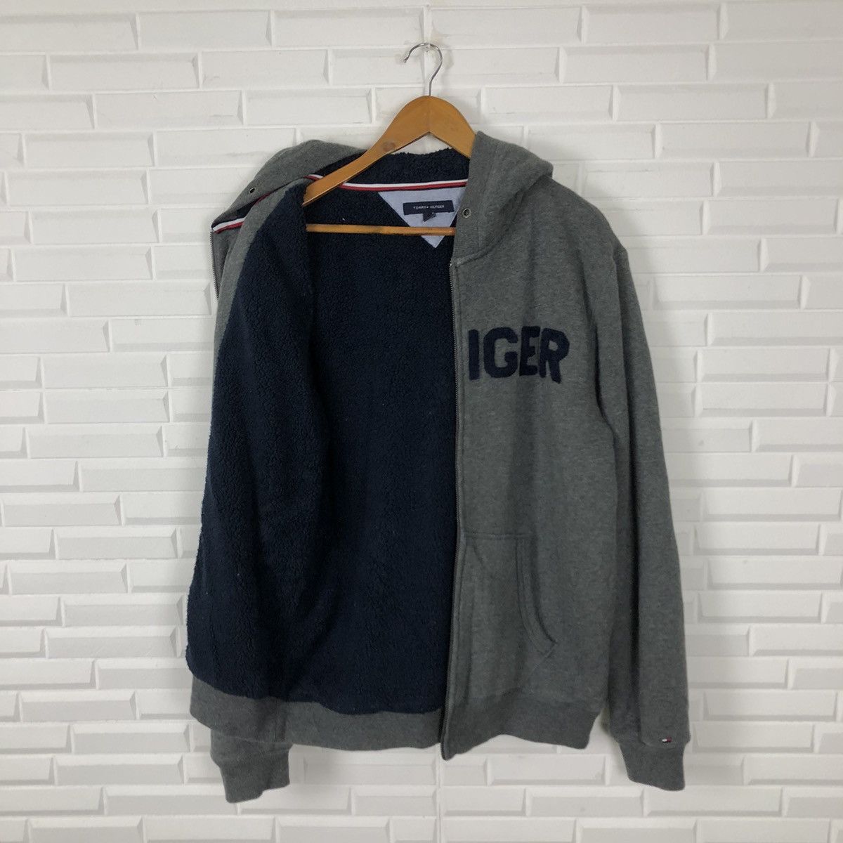 Japanese Brand TOMMY HILFIGER HOODIE BIG LOGO EMBROIDERED Size US L / EU 52-54 / 3 - 7 Thumbnail
