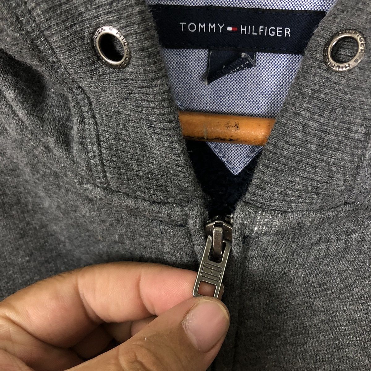 Japanese Brand TOMMY HILFIGER HOODIE BIG LOGO EMBROIDERED Size US L / EU 52-54 / 3 - 6 Thumbnail