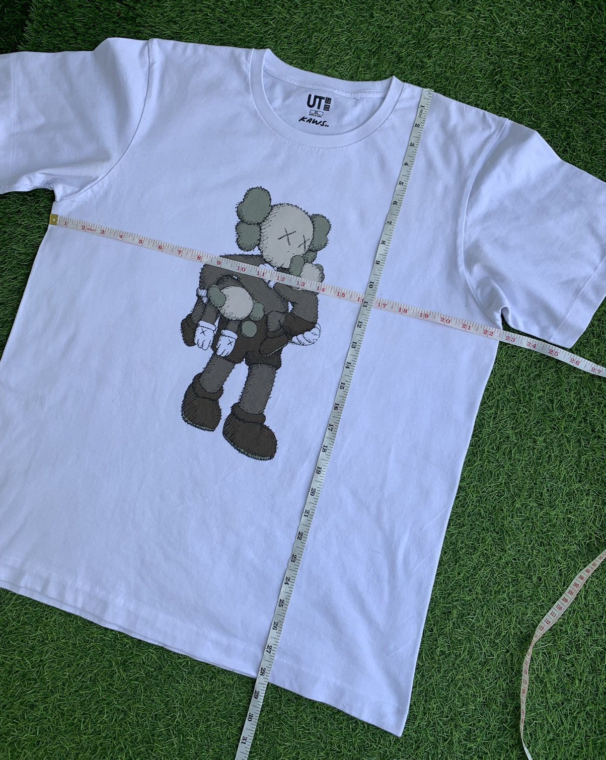 Kaws × Uniqlo UNIQLO × KAWS T Shirts XL Size US XL / EU 56 / 4 - 6 Thumbnail