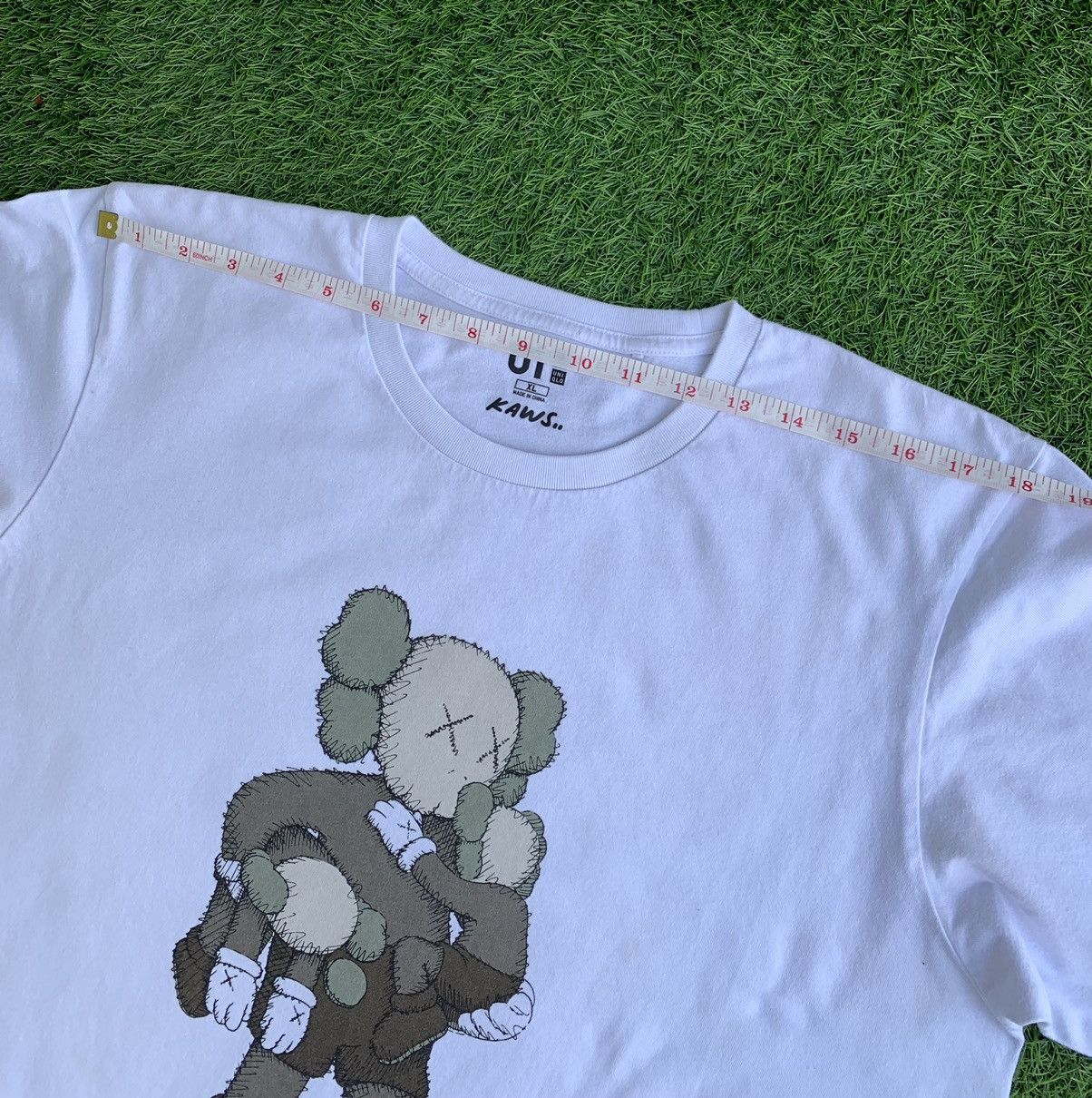 Kaws × Uniqlo UNIQLO × KAWS T Shirts XL Size US XL / EU 56 / 4 - 7 Thumbnail