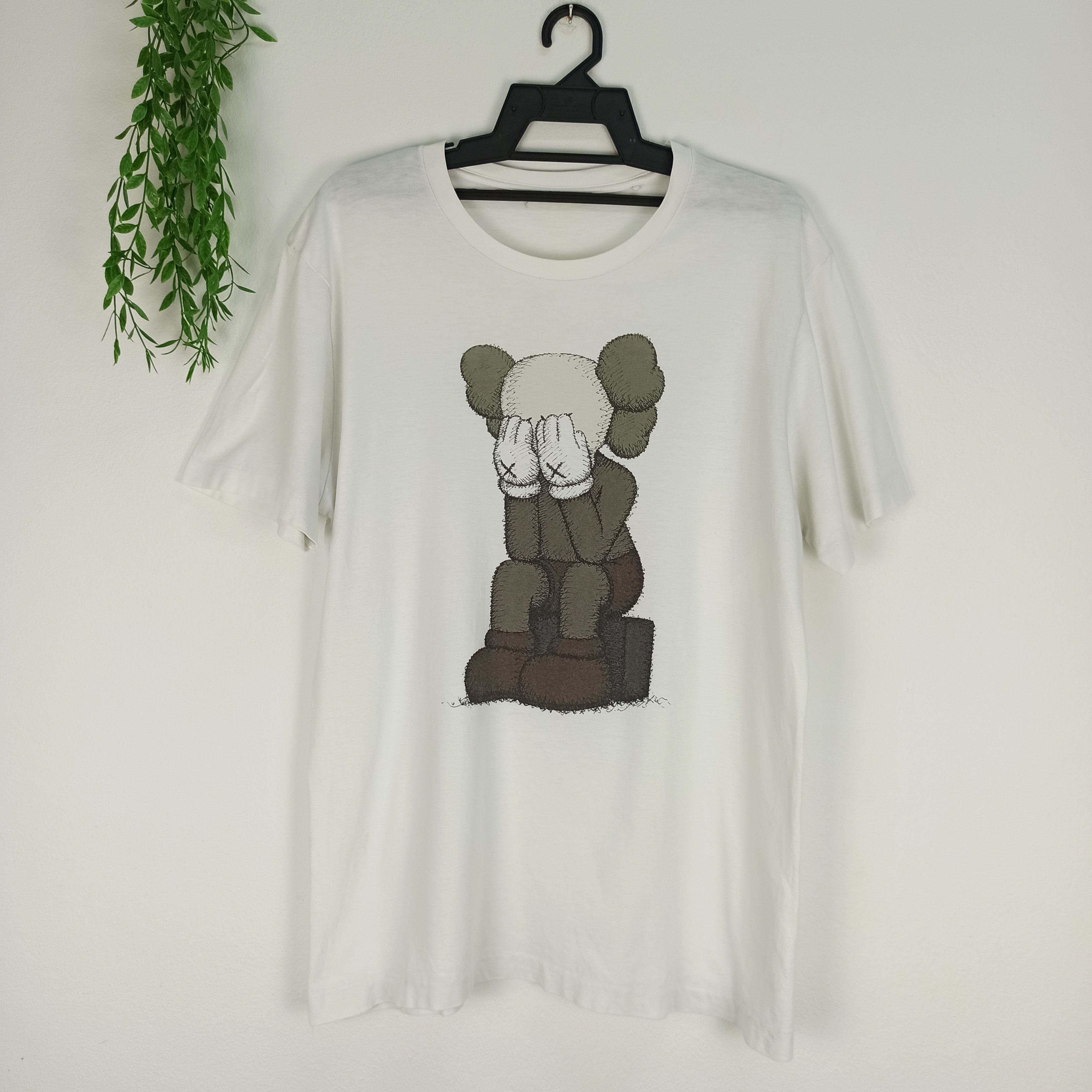 Anime Rare Kaws Sad X Uniqlo Tshirt Size US L / EU 52-54 / 3 - 1 Thumbnail