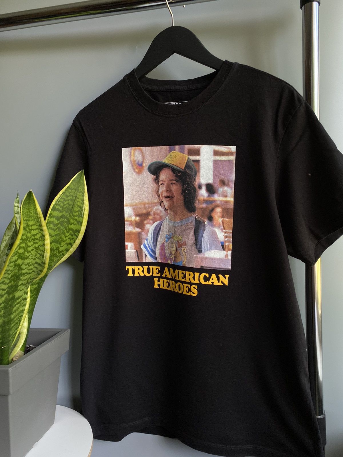 Other Stranger Things Dustin Henderson Movie Series Netflix TShirt Size US S / EU 44-46 / 1 - 4 Thumbnail