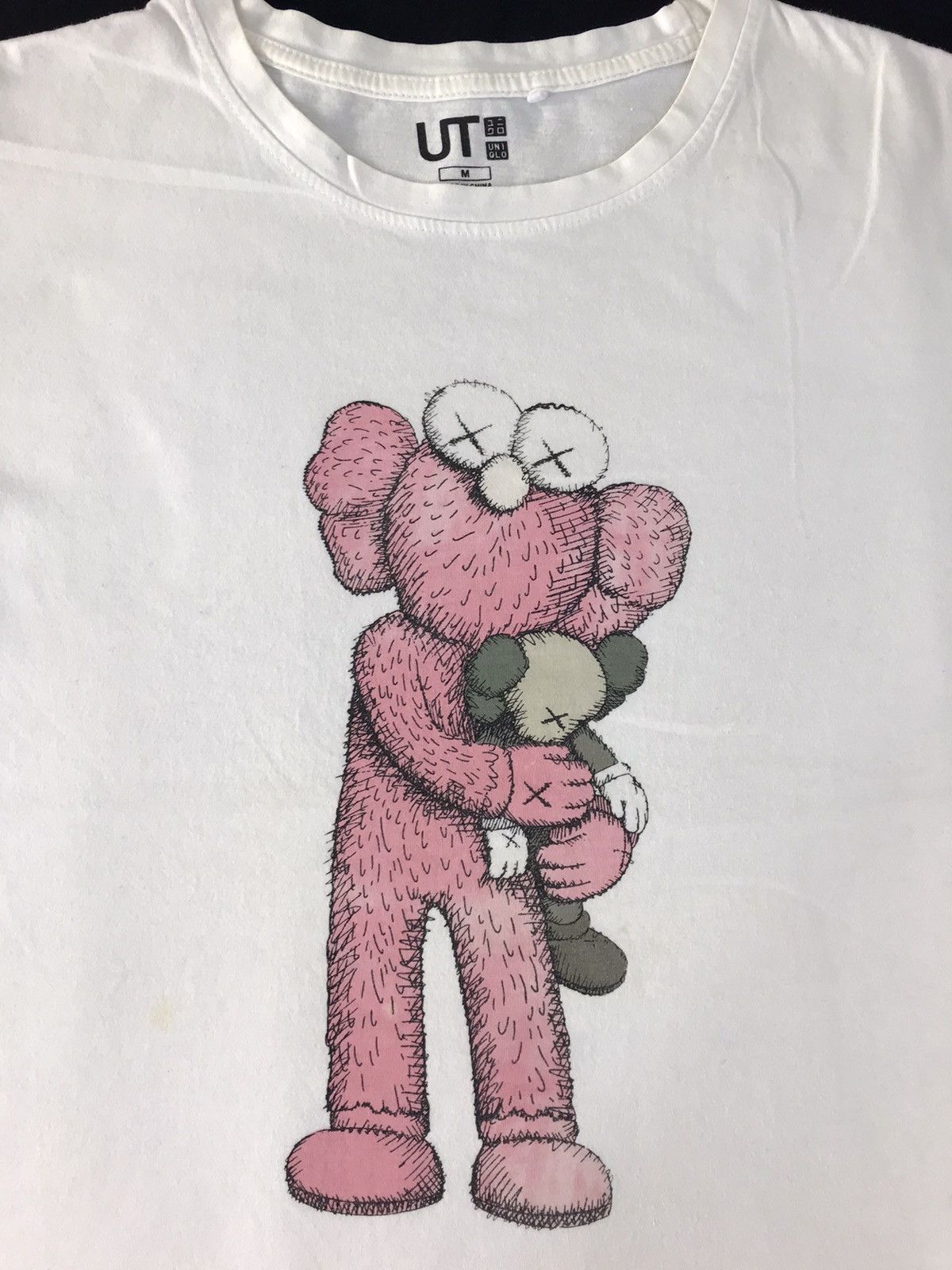 Japanese Brand × Kaws Kaws Uniqlo 3d Pink Bff Hug Flayed Tee T-shirt Big Logo Size US M / EU 48-50 / 2 - 3 Thumbnail