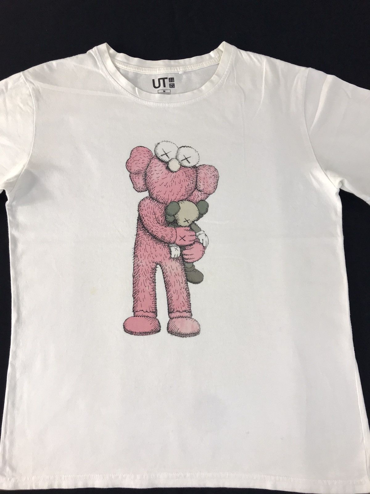 Japanese Brand × Kaws Kaws Uniqlo 3d Pink Bff Hug Flayed Tee T-shirt Big Logo Size US M / EU 48-50 / 2 - 4 Thumbnail