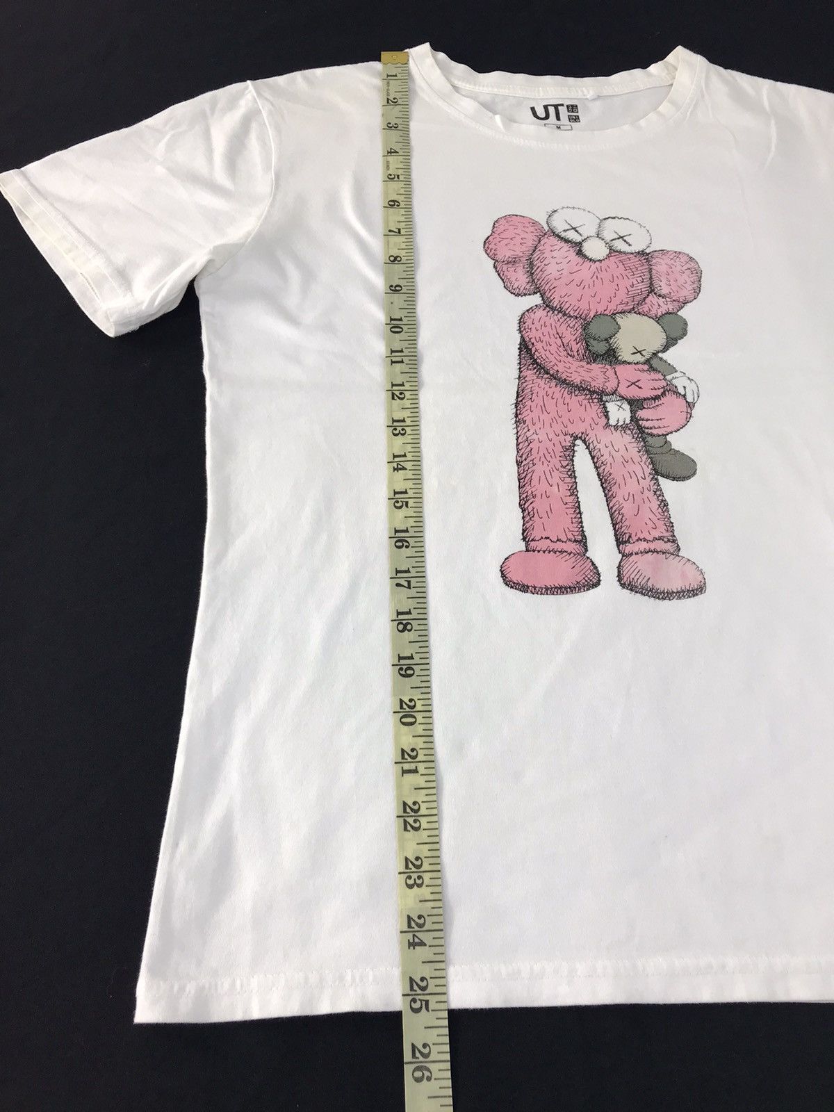 Japanese Brand × Kaws Kaws Uniqlo 3d Pink Bff Hug Flayed Tee T-shirt Big Logo Size US M / EU 48-50 / 2 - 10 Thumbnail