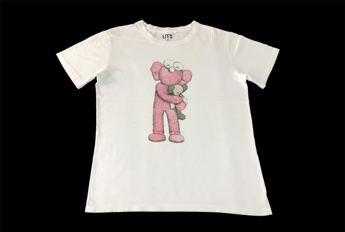 Japanese Brand × Kaws Kaws Uniqlo 3d Pink Bff Hug Flayed Tee T-shirt Big Logo Size US M / EU 48-50 / 2 - 1 Thumbnail