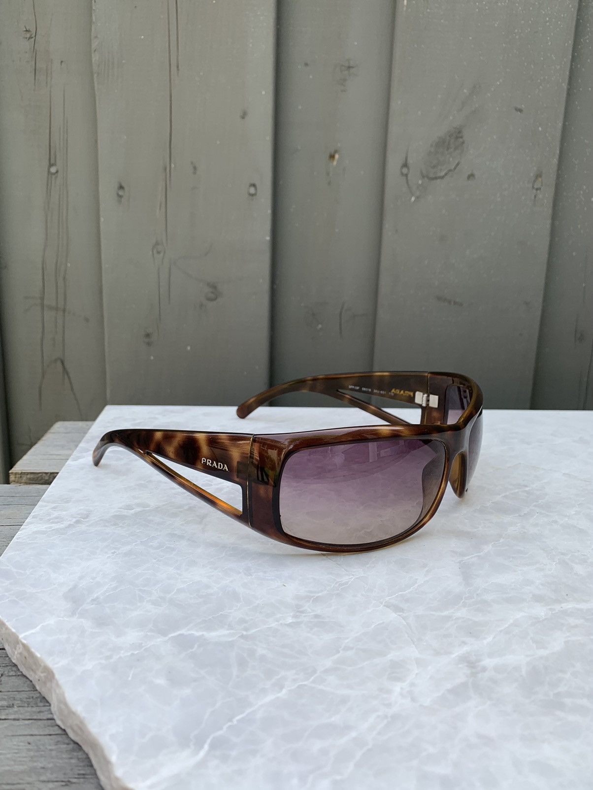【人気投票 】ハイブランド人気ランキング！ Wrap Oversized Prada 2000s Prada Sunglasses SPR Vintage Y2K 小物